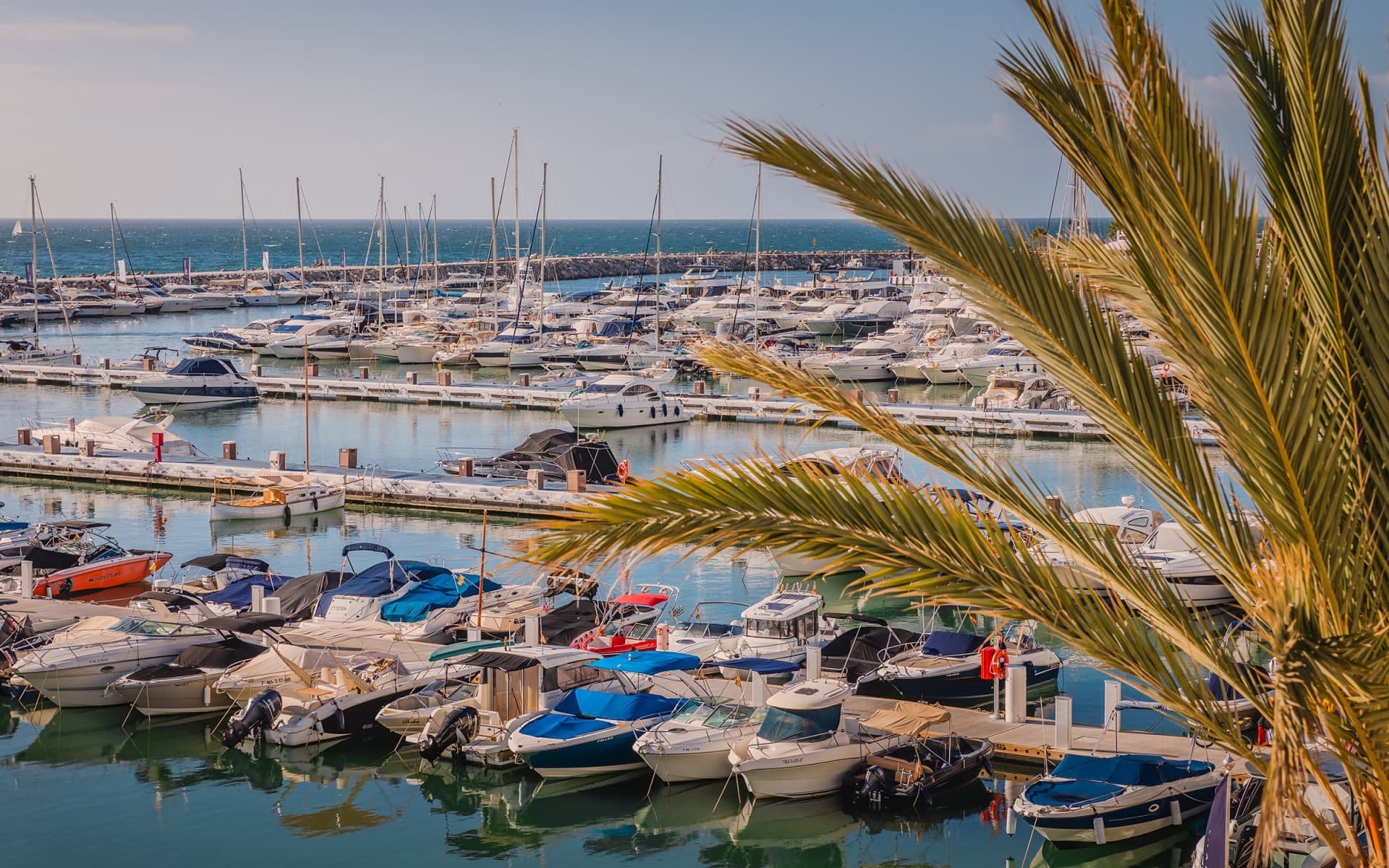 Bright and spacious fully renovated frontline duplex penthouse with panoramic views over the marina