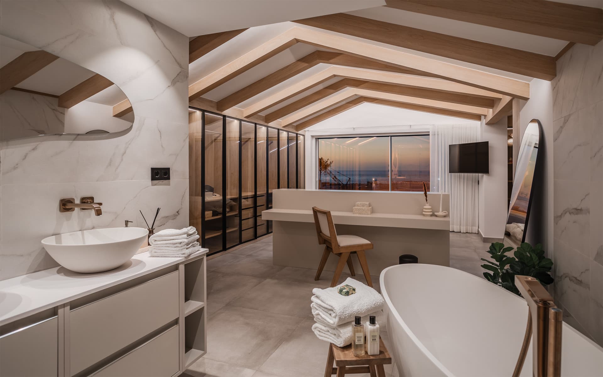 Bright and spacious fully renovated frontline duplex penthouse with panoramic views over the marina
