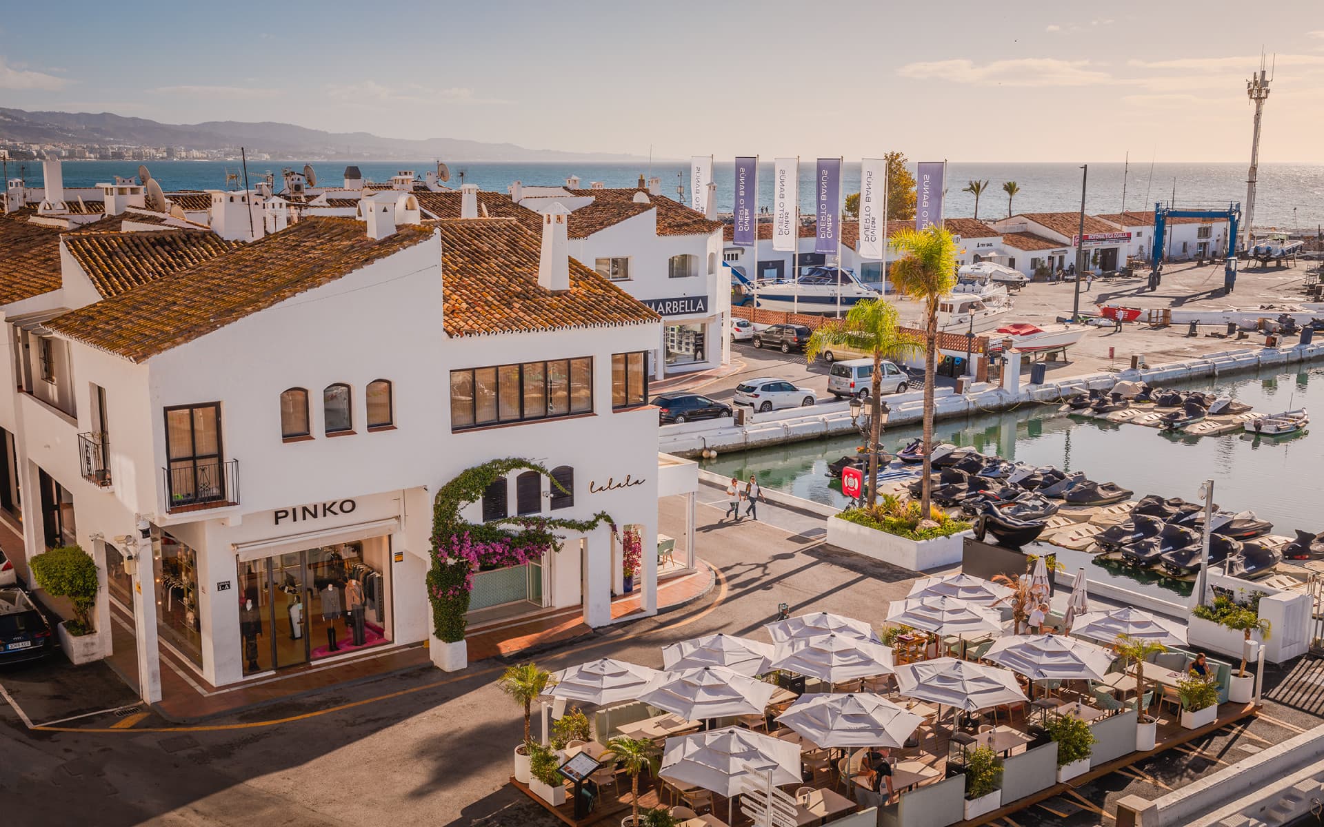 Bright and spacious fully renovated frontline duplex penthouse with panoramic views over the marina