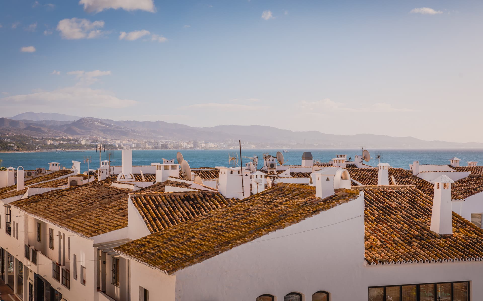 Bright and spacious fully renovated frontline duplex penthouse with panoramic views over the marina