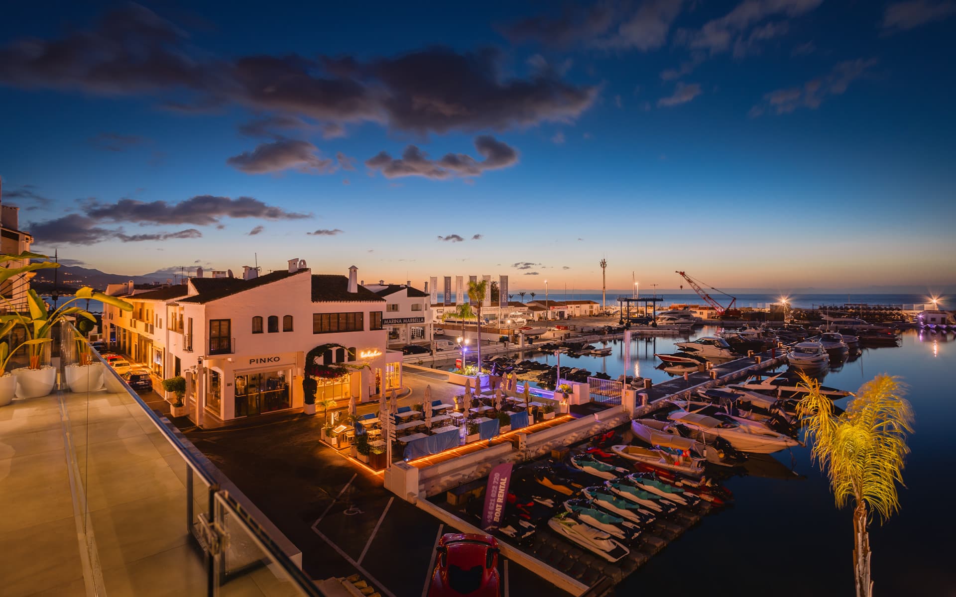Bright and spacious fully renovated frontline duplex penthouse with panoramic views over the marina