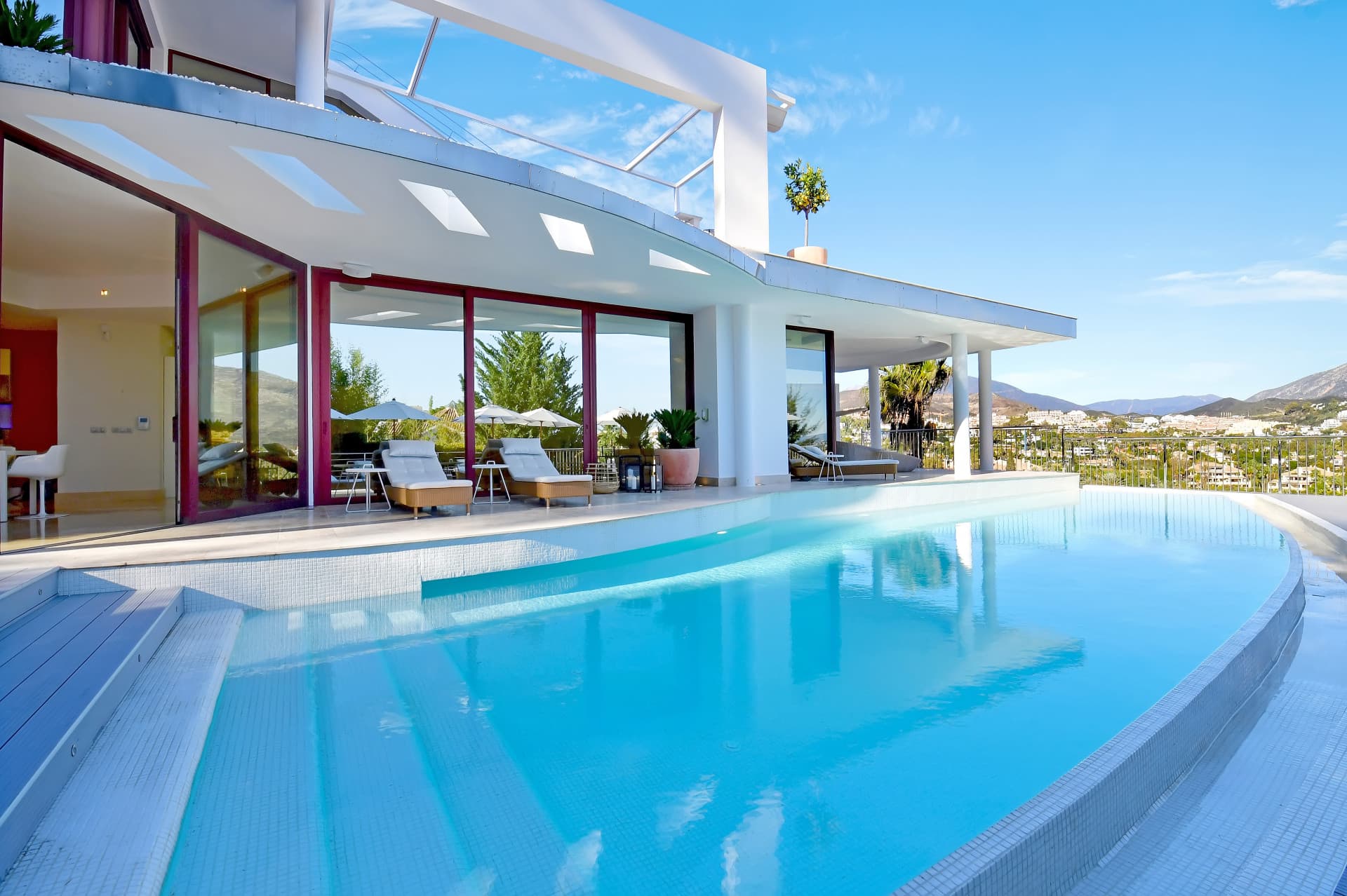 Fully renovated villa with panoramic mountain views situated next to Los Naranjos