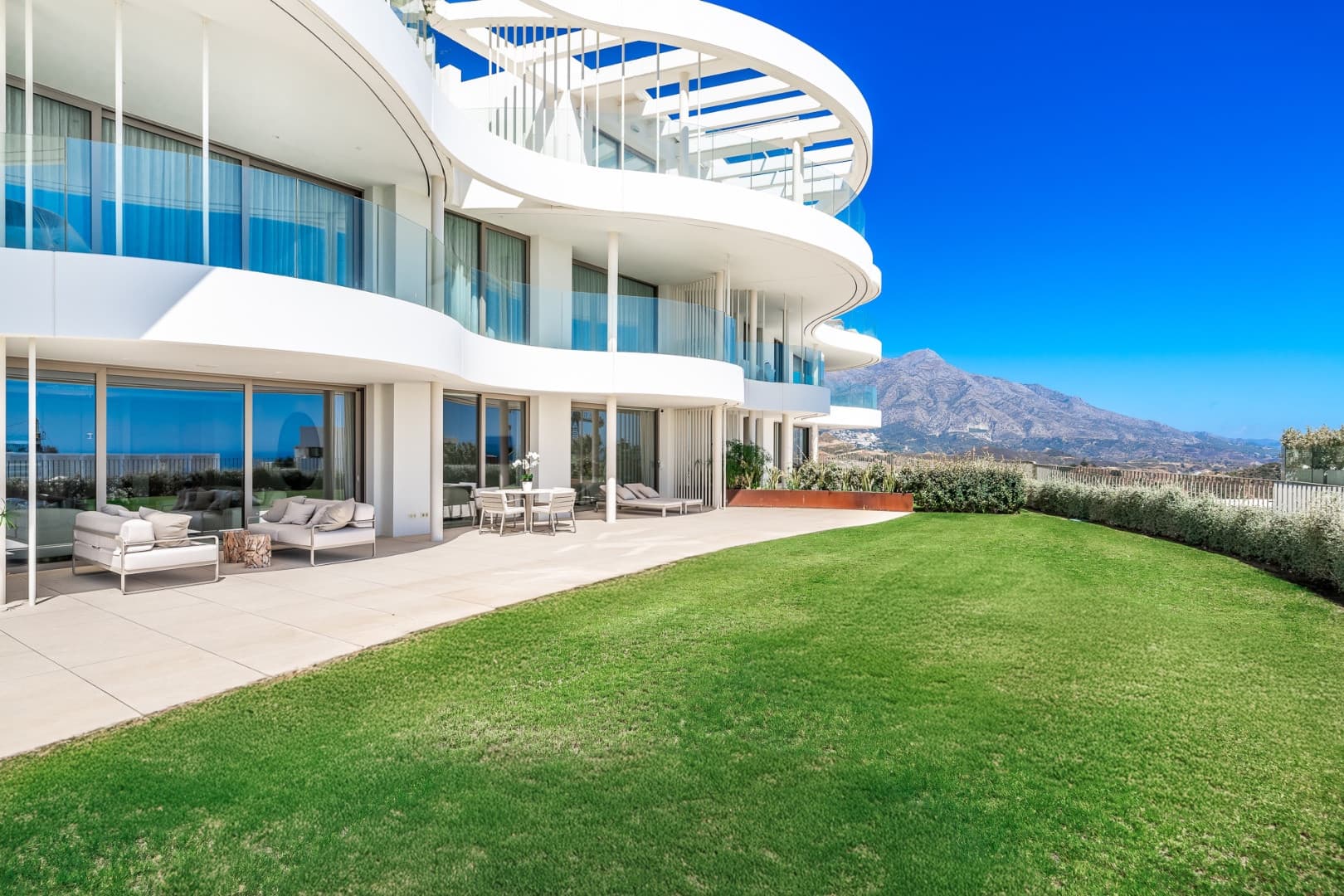 Apartamento contemporáneo con jardín privado y vistas panorámicas en The View, Benahavís