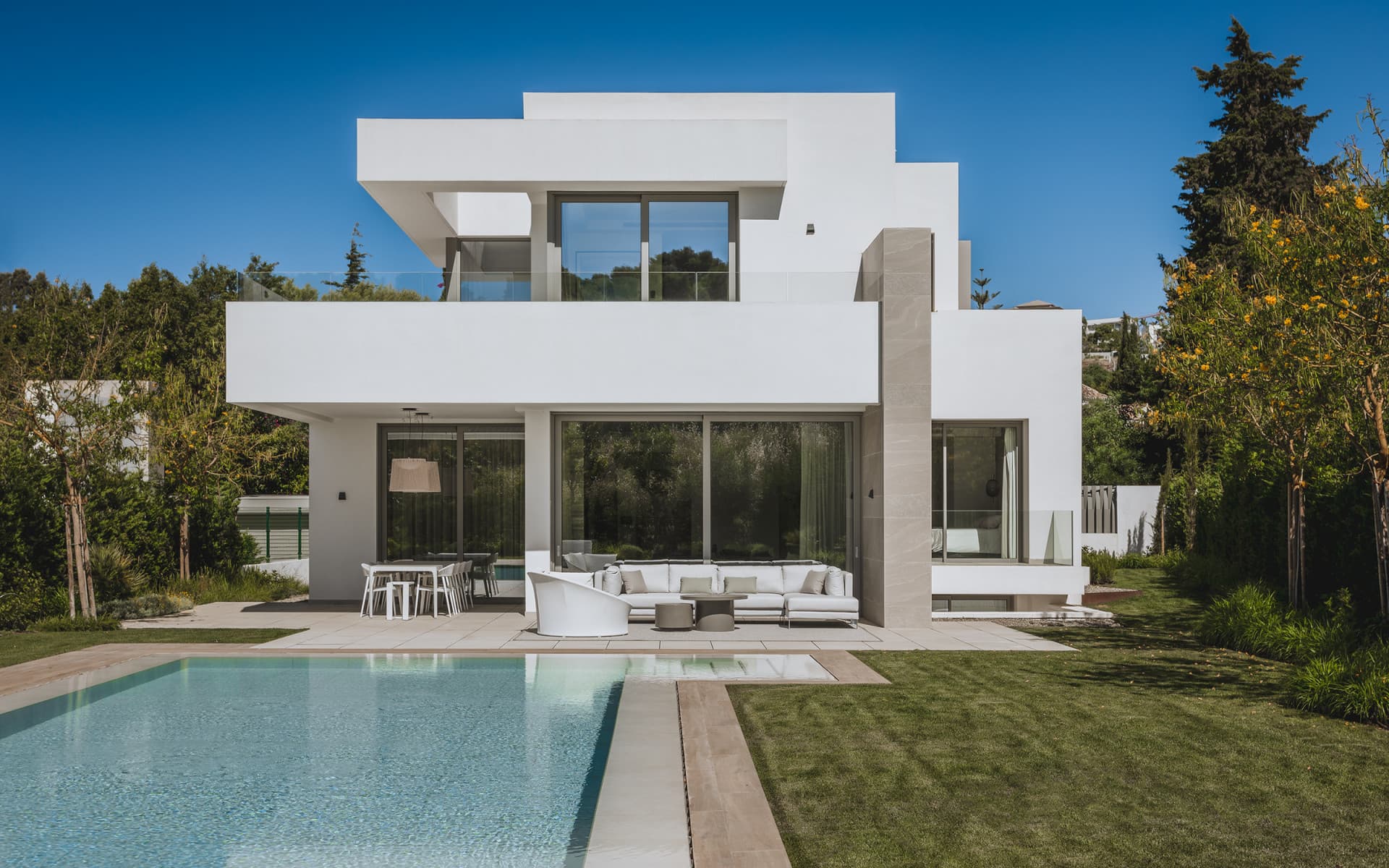 Contemporary Villa for Sale in El Paraíso, New Golden Mile, Marbella