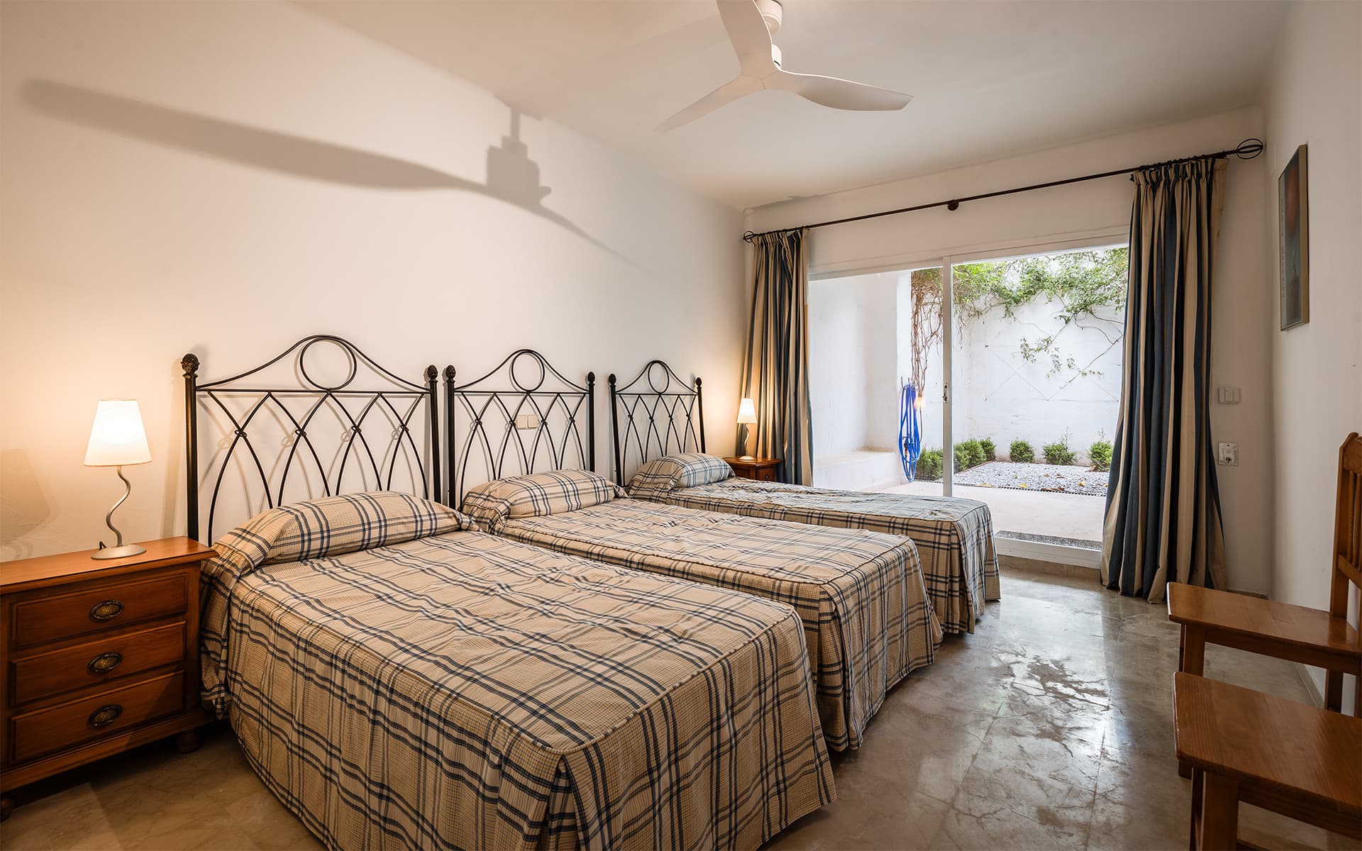 Elegant south-facing duplex with spacious terraces in Río Real, East Marbella