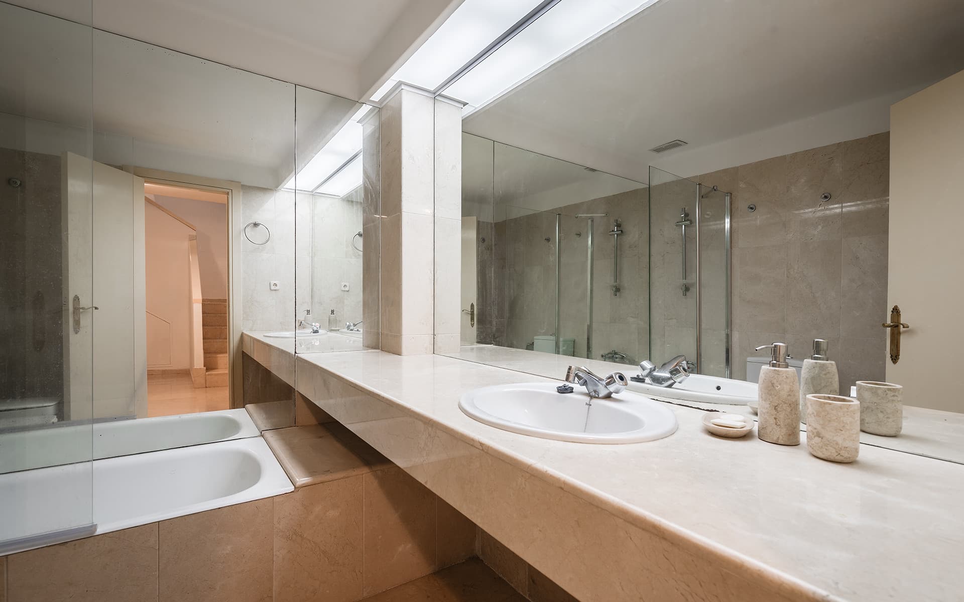 Elegant south-facing duplex with spacious terraces in Río Real, East Marbella