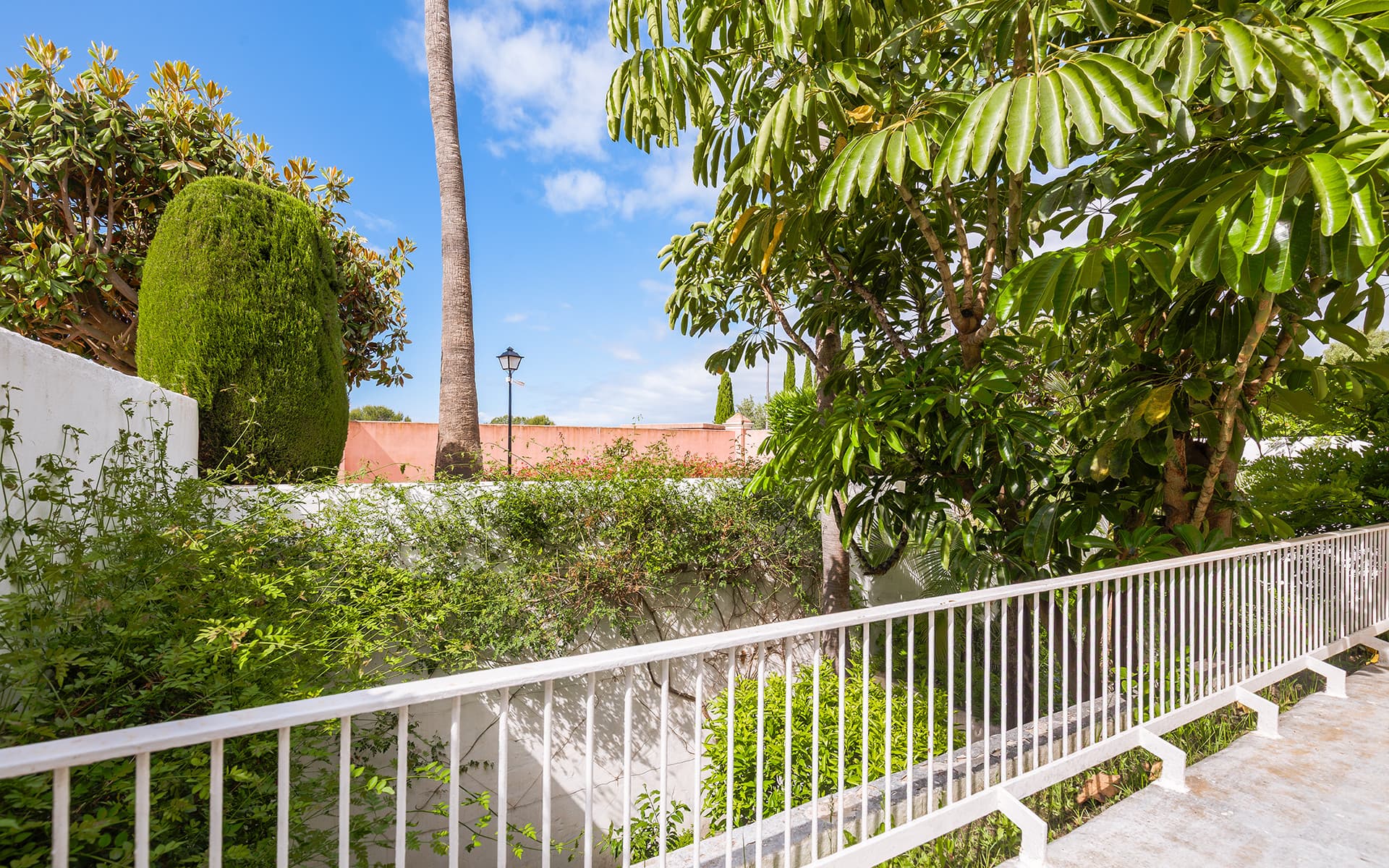 Elegant south-facing duplex with spacious terraces in Río Real, East Marbella