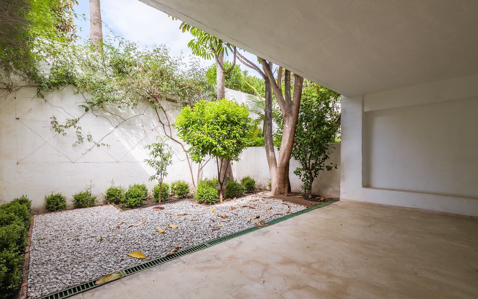 Elegant south-facing duplex with spacious terraces in Río Real, East Marbella