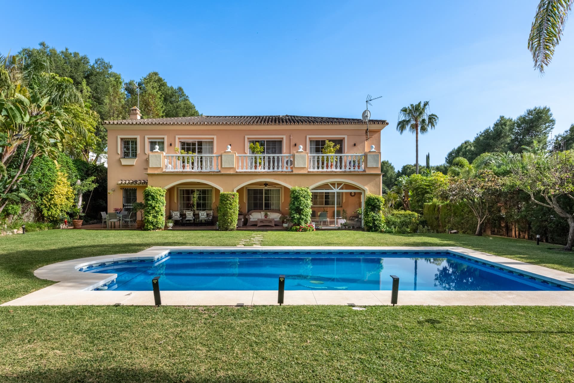 Charmig villa med 5 sovrum i Ayalaya Rio Verde, Marbella
