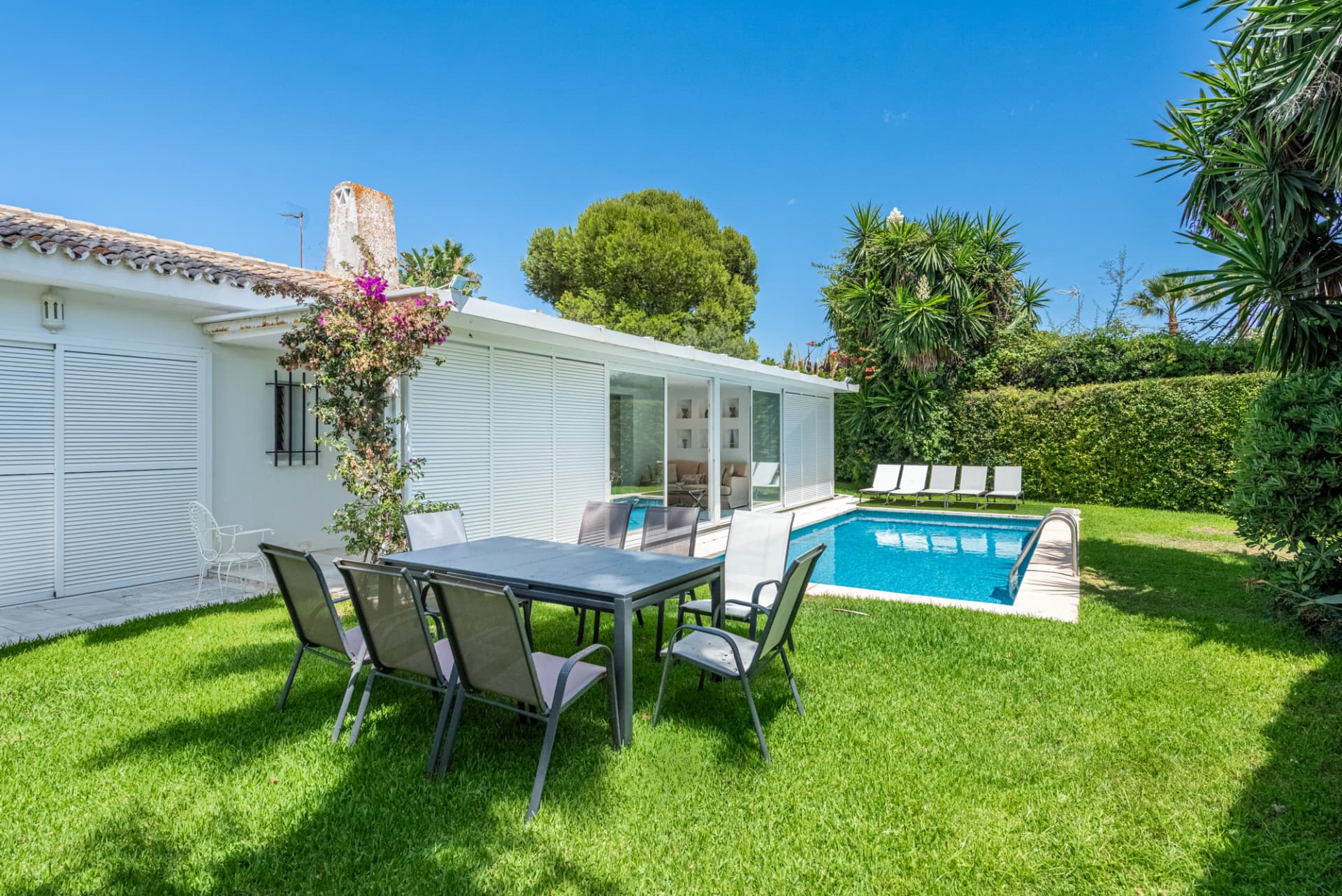 Elegante villa adosada junto a la playa con gran atractivo de inversión en Los Monteros, Marbella Este – A solo 150 m de la playa