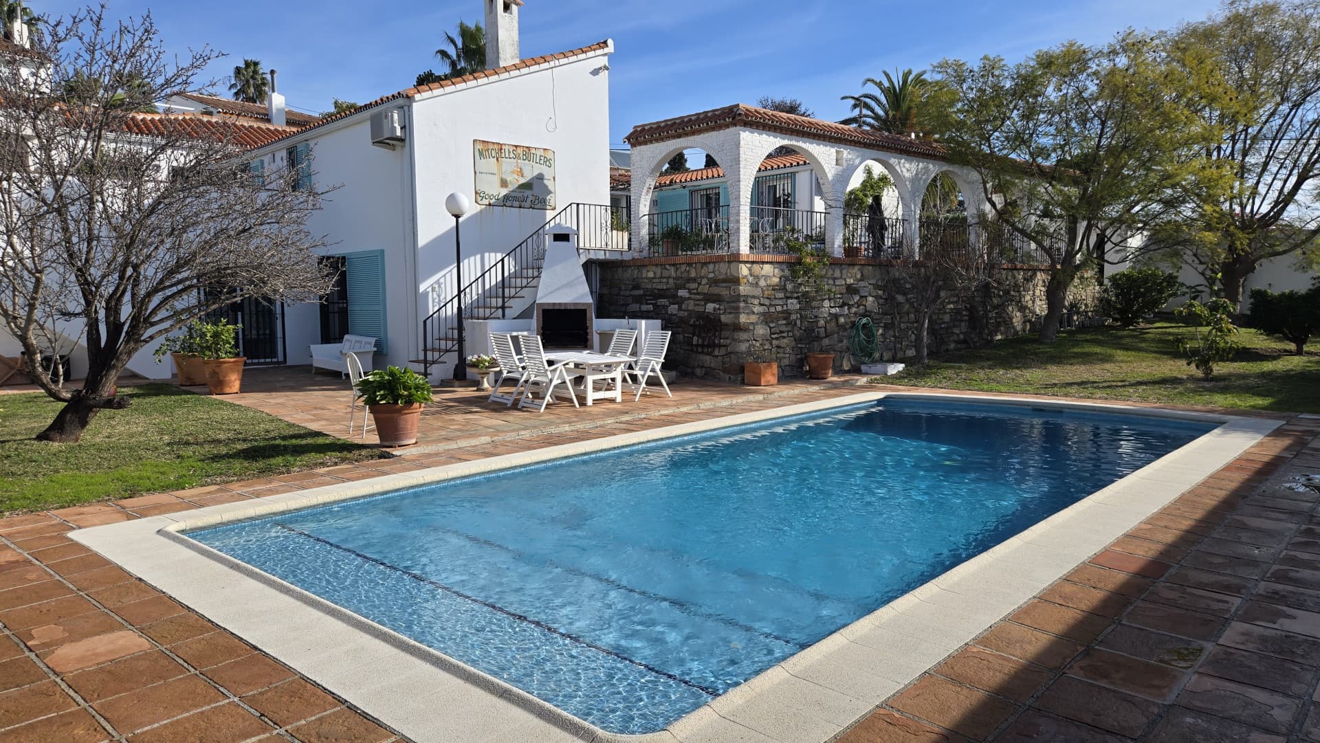 Charmig villa i traditionell stil med panoramautsikt över havet och gästlägenhet i Puerto Romano, Estepona
