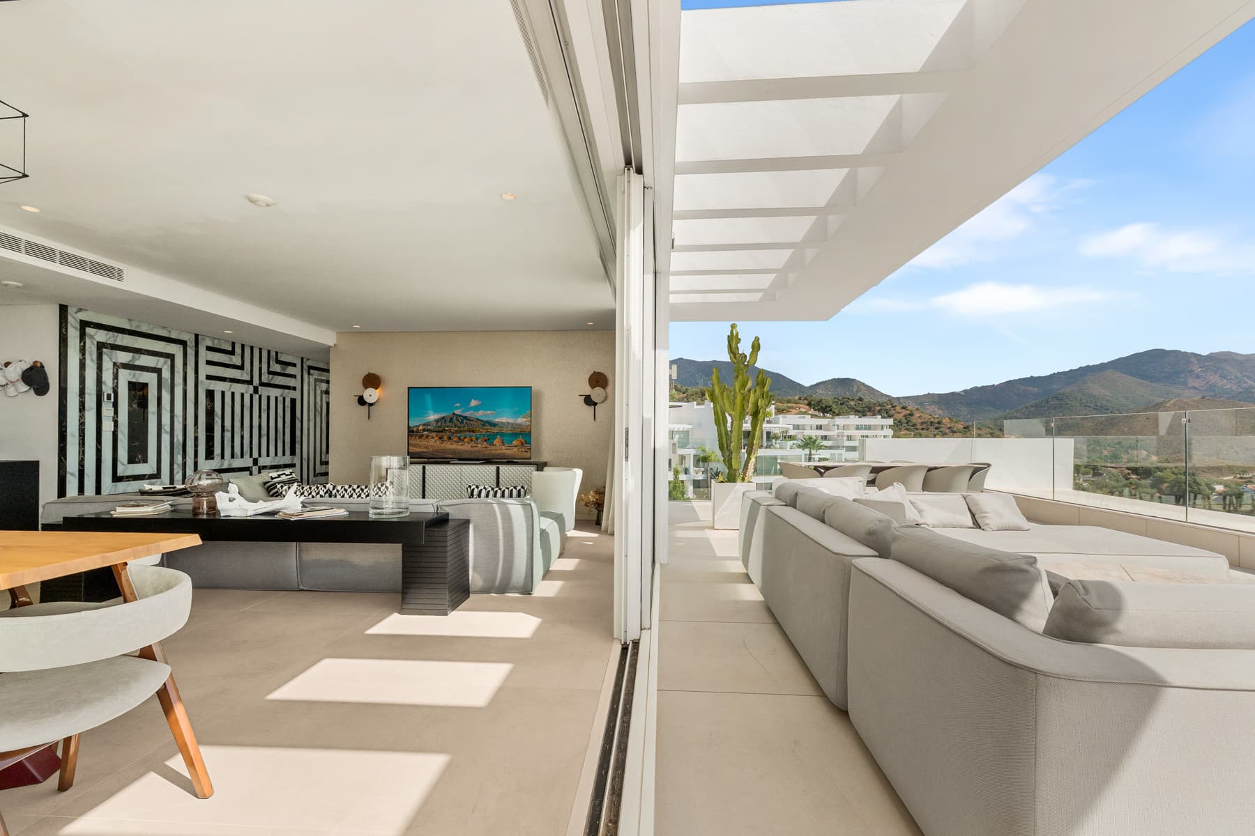 Panoramic Penthouse with Large Terrace and Sea Views for Sale in Palo Alto, Marbella