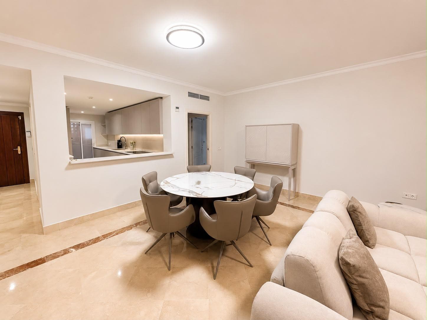 Beautiful Renovated Ground Floor Apartment for Long-Term Rental in Bahía de Alcántara, Marbella