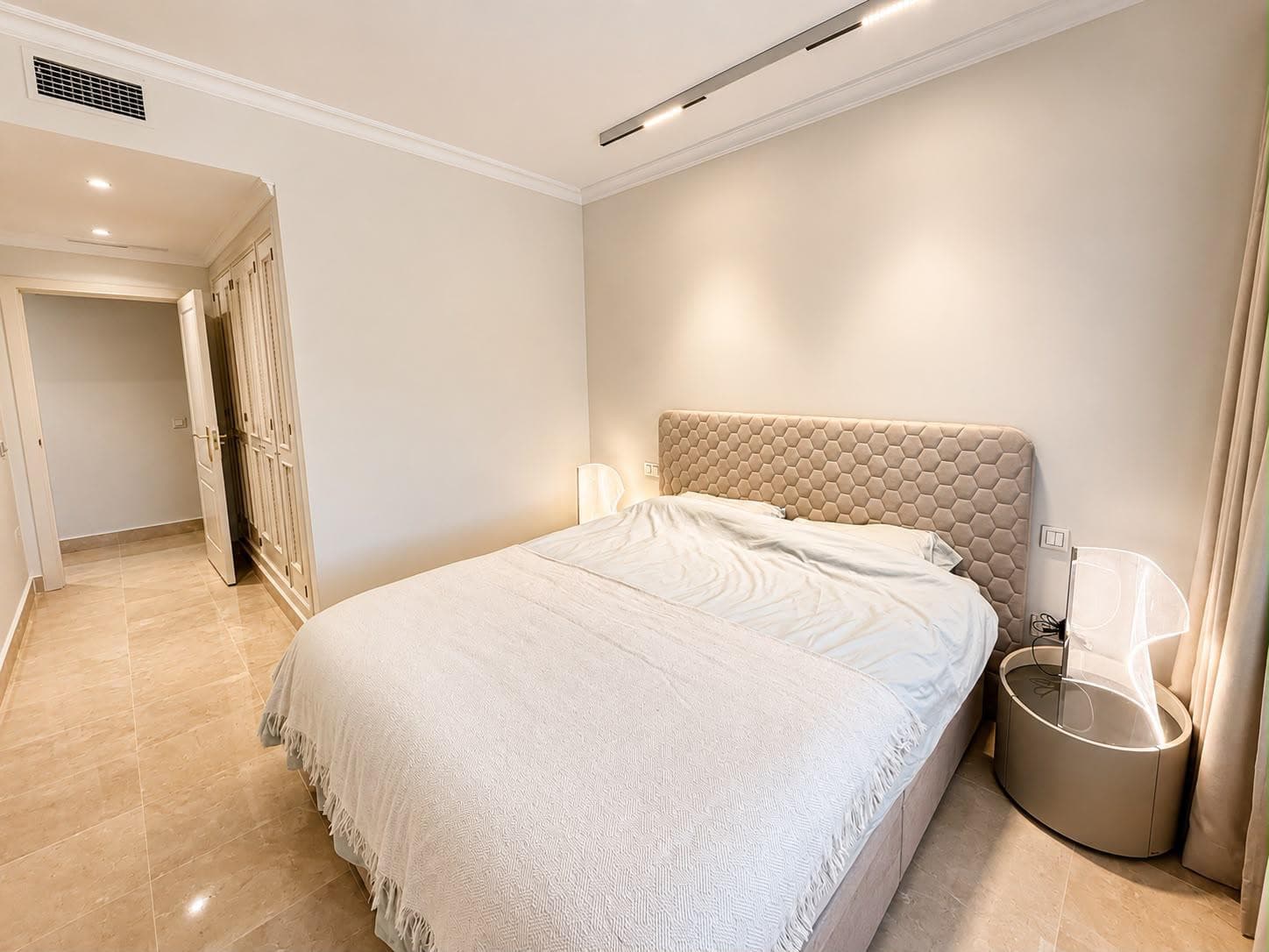 Beautiful Renovated Ground Floor Apartment for Long-Term Rental in Bahía de Alcántara, Marbella