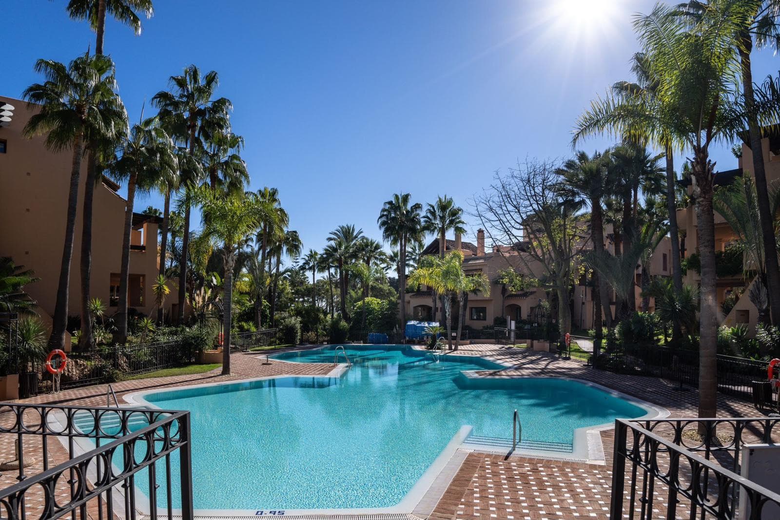 Beautiful Renovated Ground Floor Apartment for Long-Term Rental in Bahía de Alcántara, Marbella