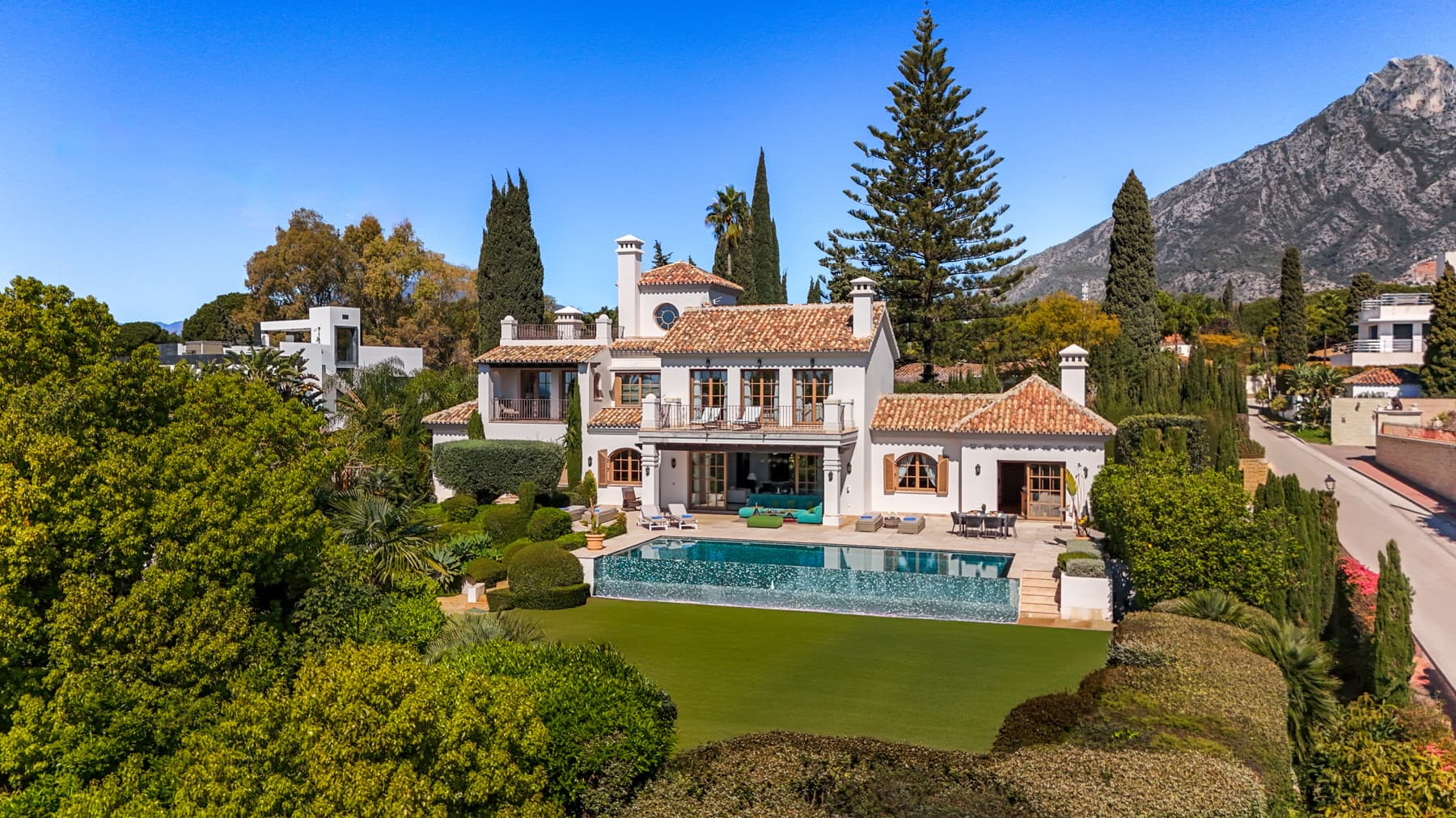 Exquisite villa for short term rent with mountain and sea views in La Carolina, Golden Mile