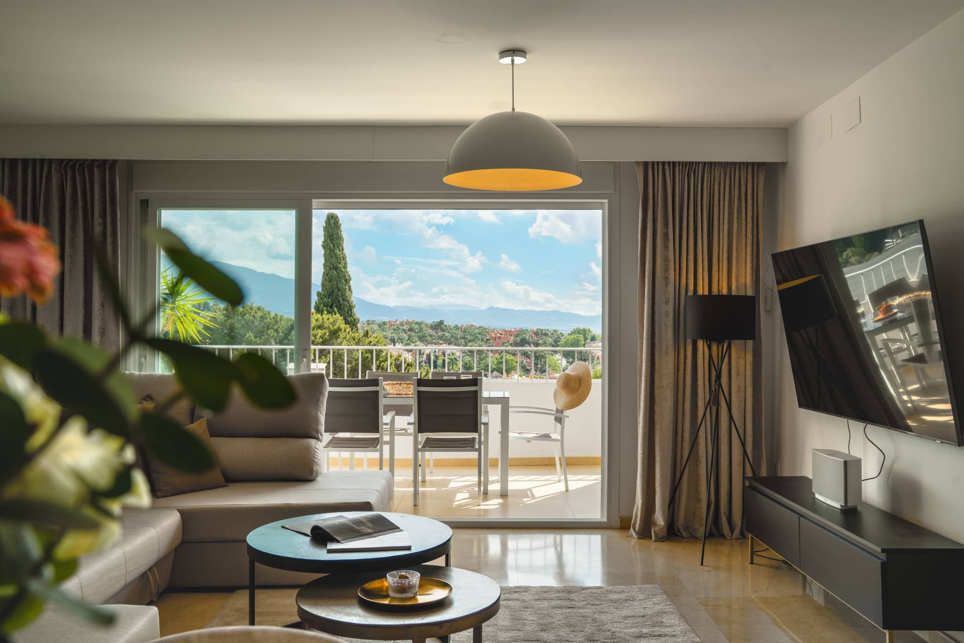 Ground floor residence with sea and mountain views in Nueva Andalucia, Marbella