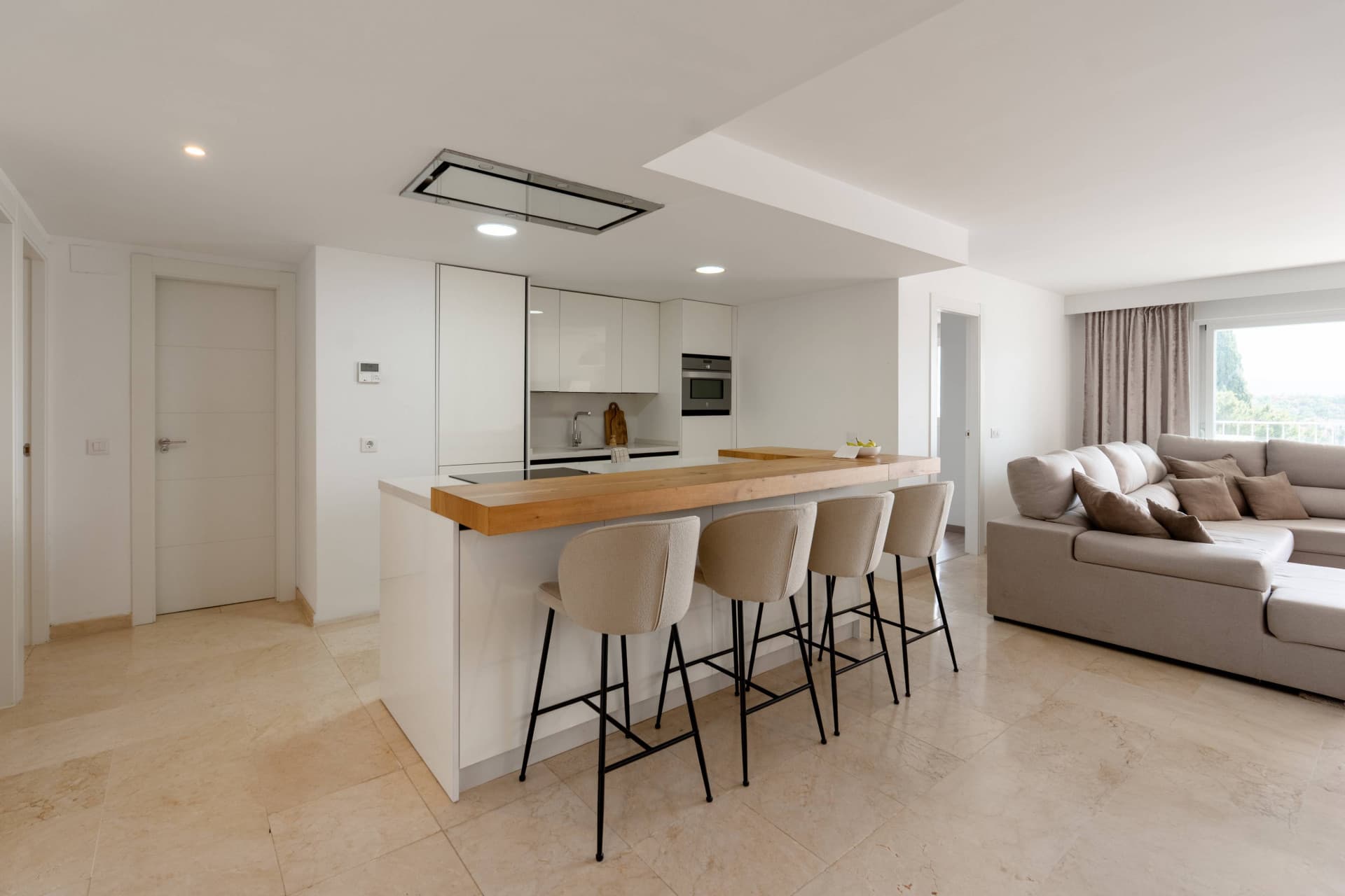 Ground floor residence with sea and mountain views in Nueva Andalucia, Marbella