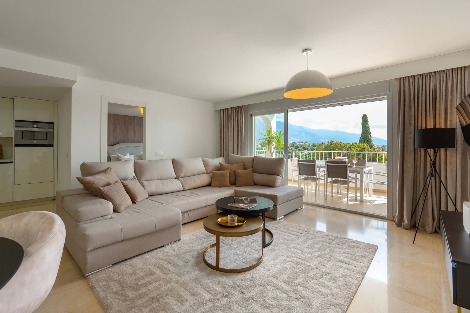Ground floor residence with sea and mountain views in Nueva Andalucia, Marbella