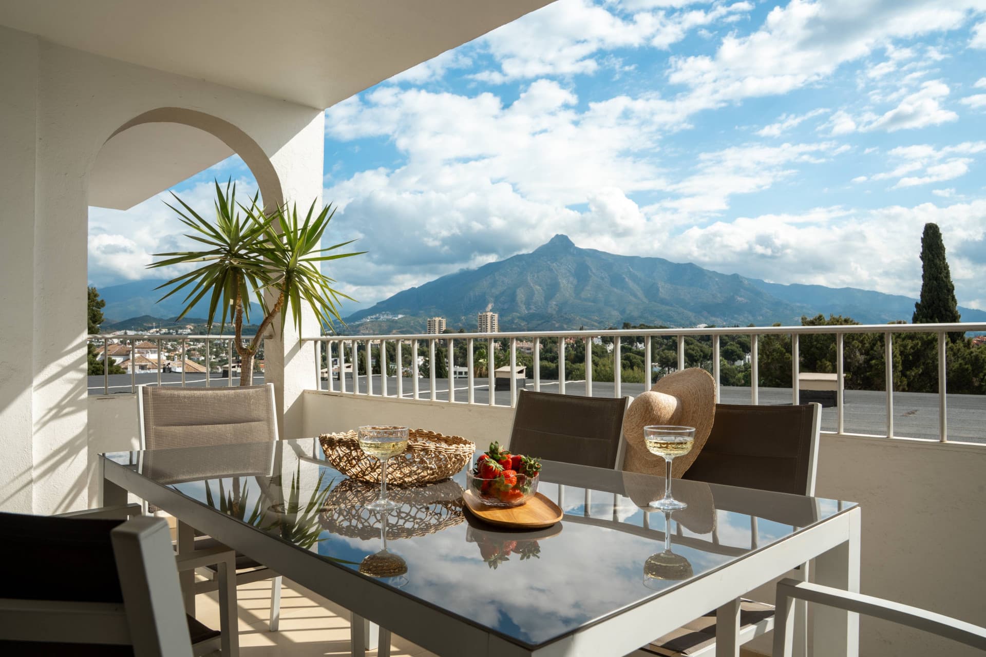 Ground floor residence with sea and mountain views in Nueva Andalucia, Marbella