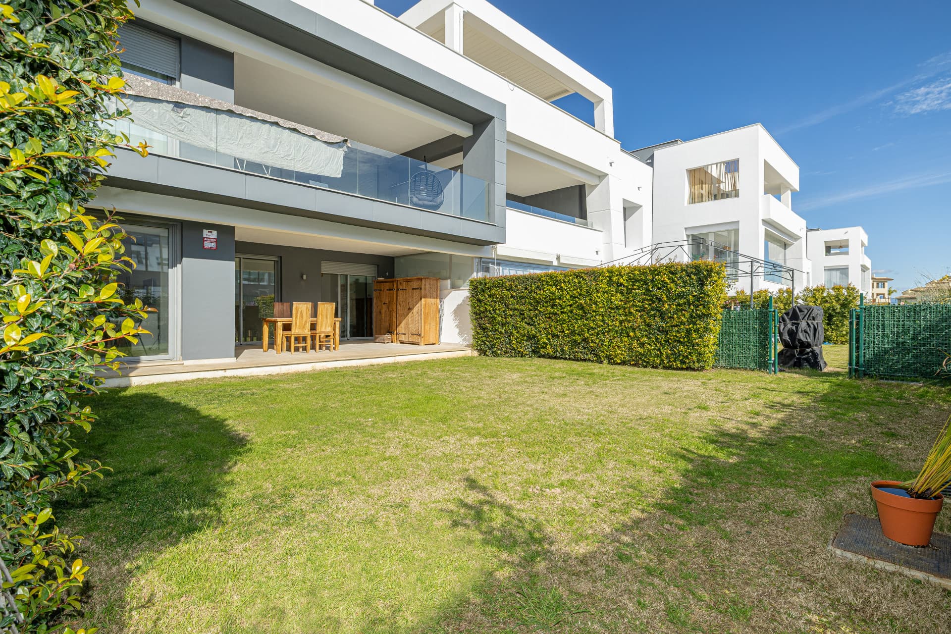 Apartamento moderno en planta baja con jardín privado