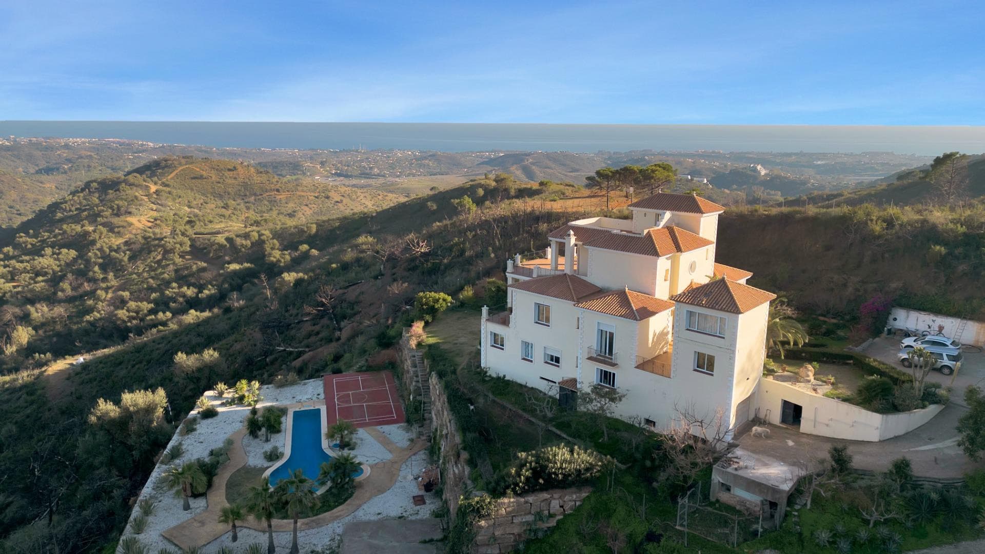Espectacular Villa en Gran Parcela con Vistas Panorámicas al Mar – Forest Hills