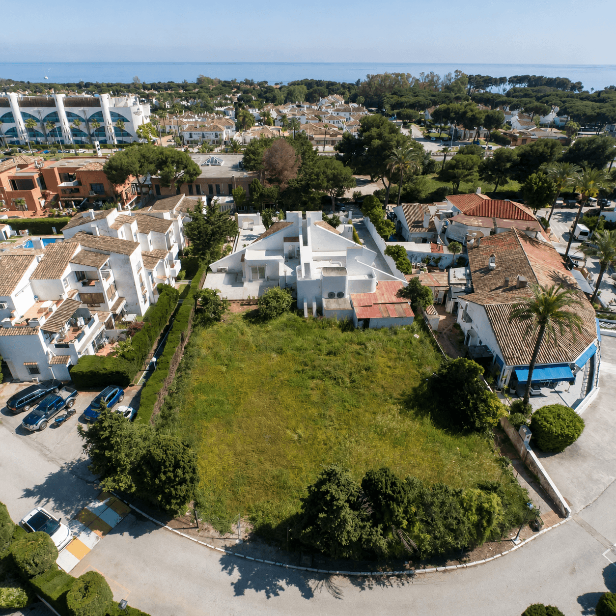 Restaurant and Plot with Project for a Business Center in El Pilar – El Paraíso, Estepona