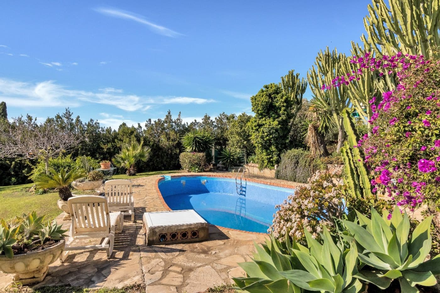Investment opportunity: two “sister” houses with large garden in Atalaya Golf, Estepona