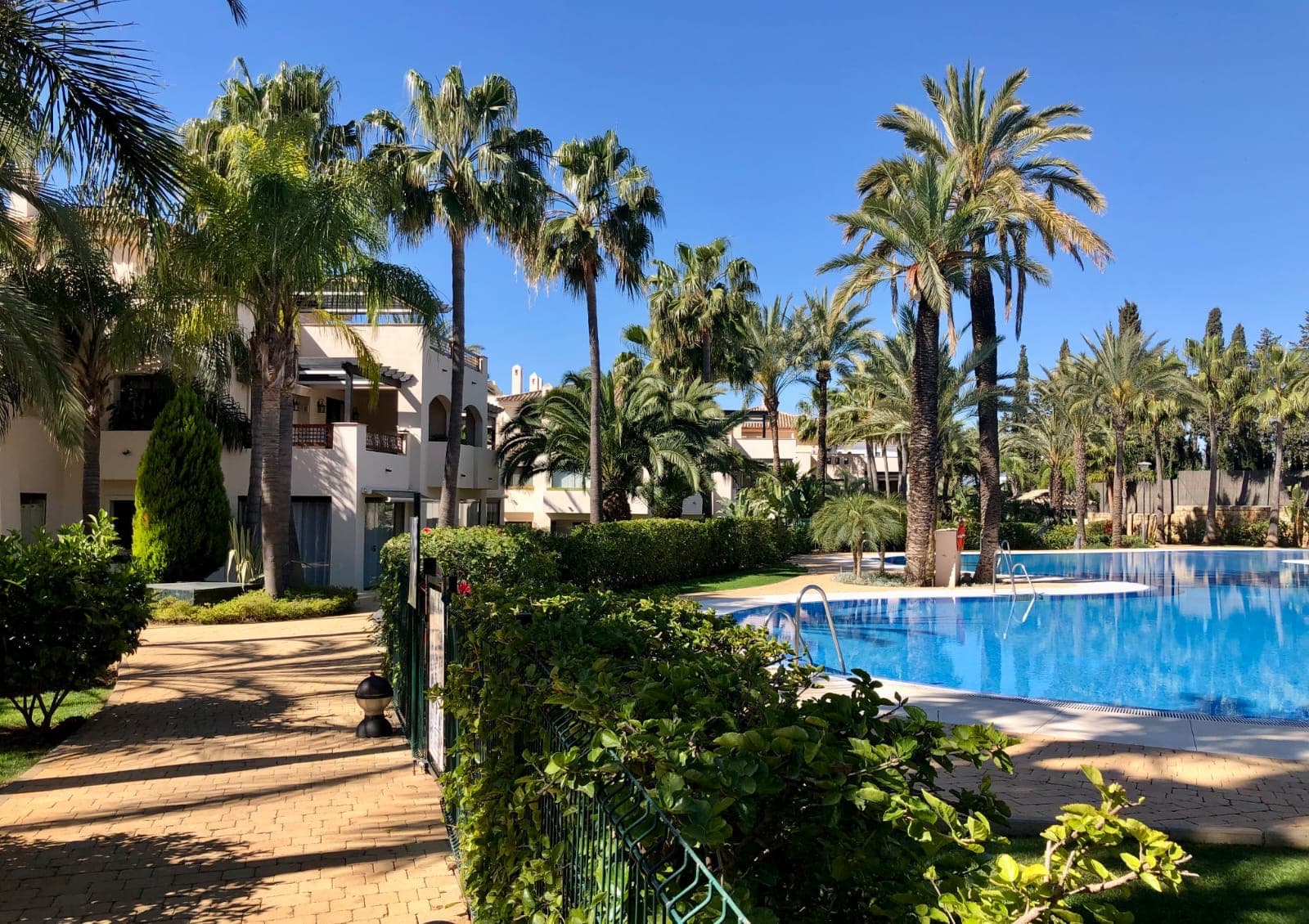 Medina de Banús - Exclusivo apartamento en planta baja con jardín