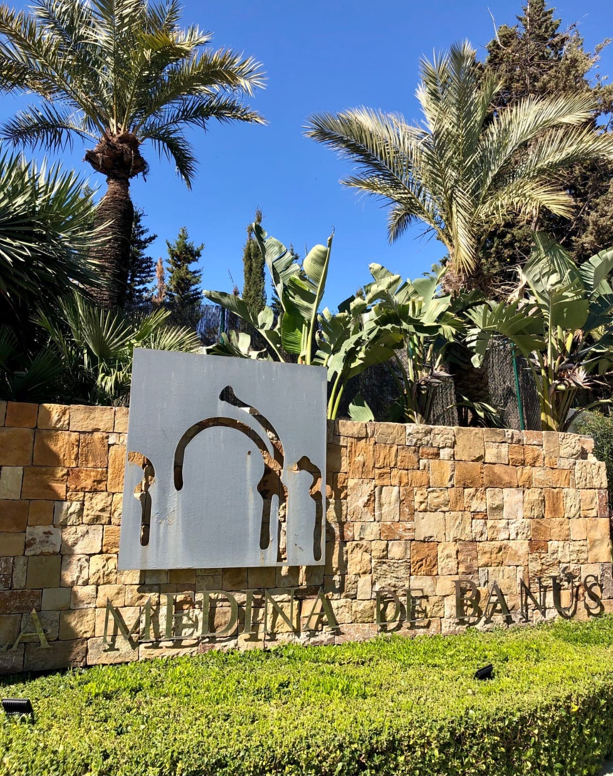 Medina de Banús – Exclusive Ground-Floor Apartment with Private Garden