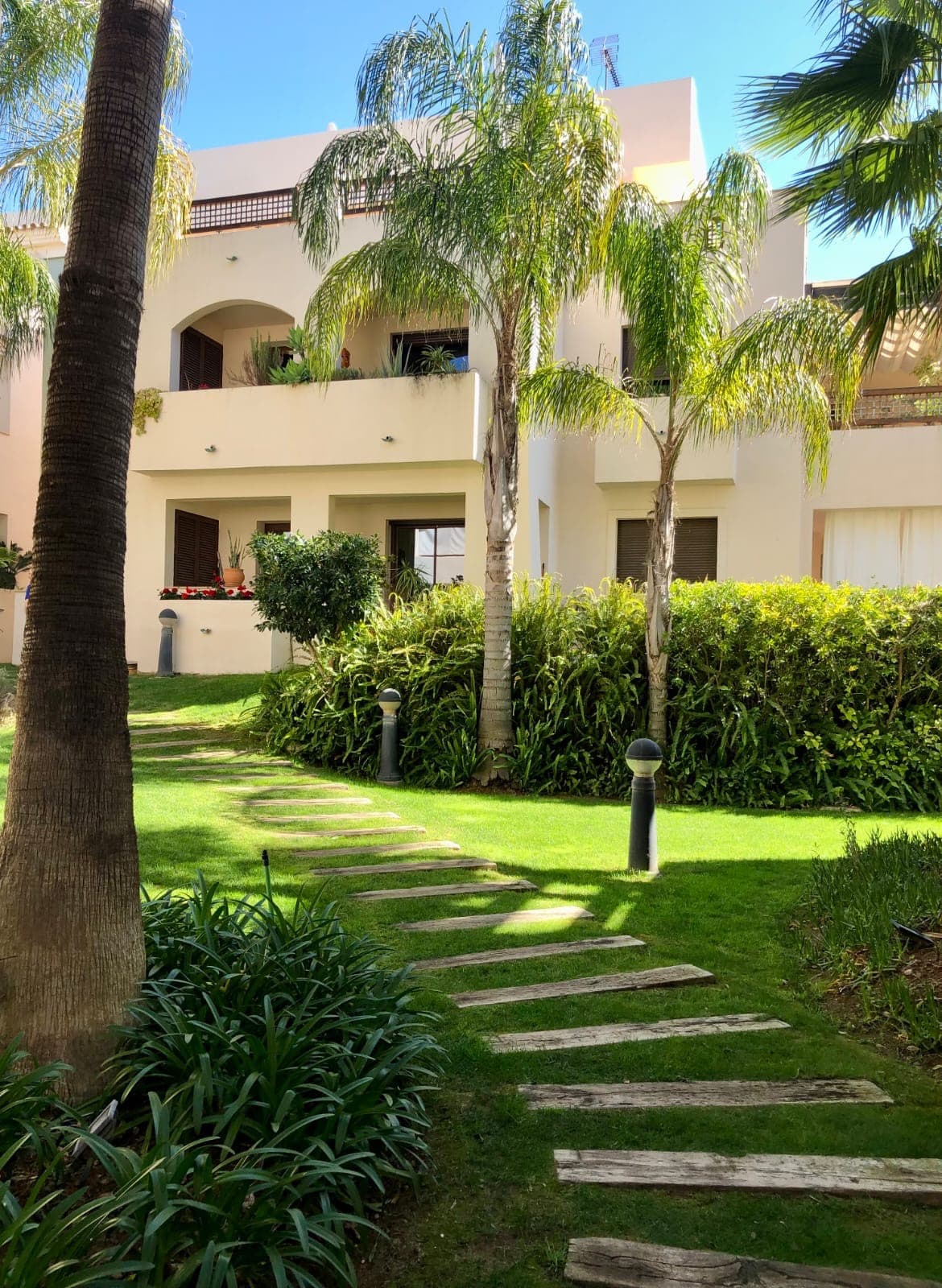 Medina de Banús – Exclusive Ground-Floor Apartment with Private Garden