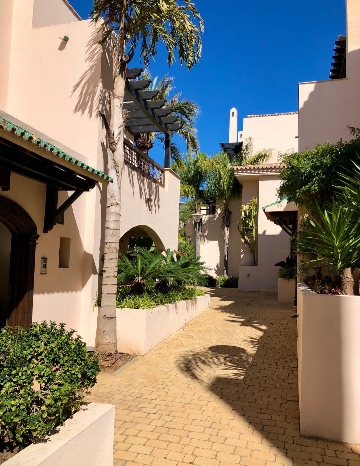 Medina de Banús – Exclusive Ground-Floor Apartment with Private Garden