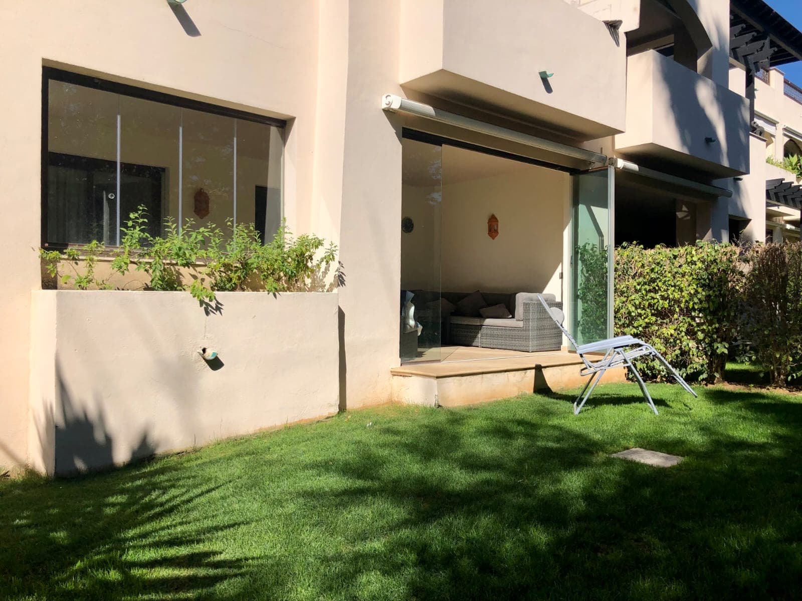 Medina de Banús – Exclusive Ground-Floor Apartment with Private Garden
