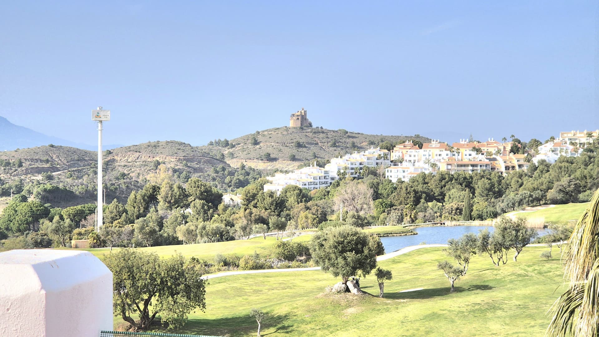 Townhouse with Panoramic Views and Solarium in Alhaurín Golf