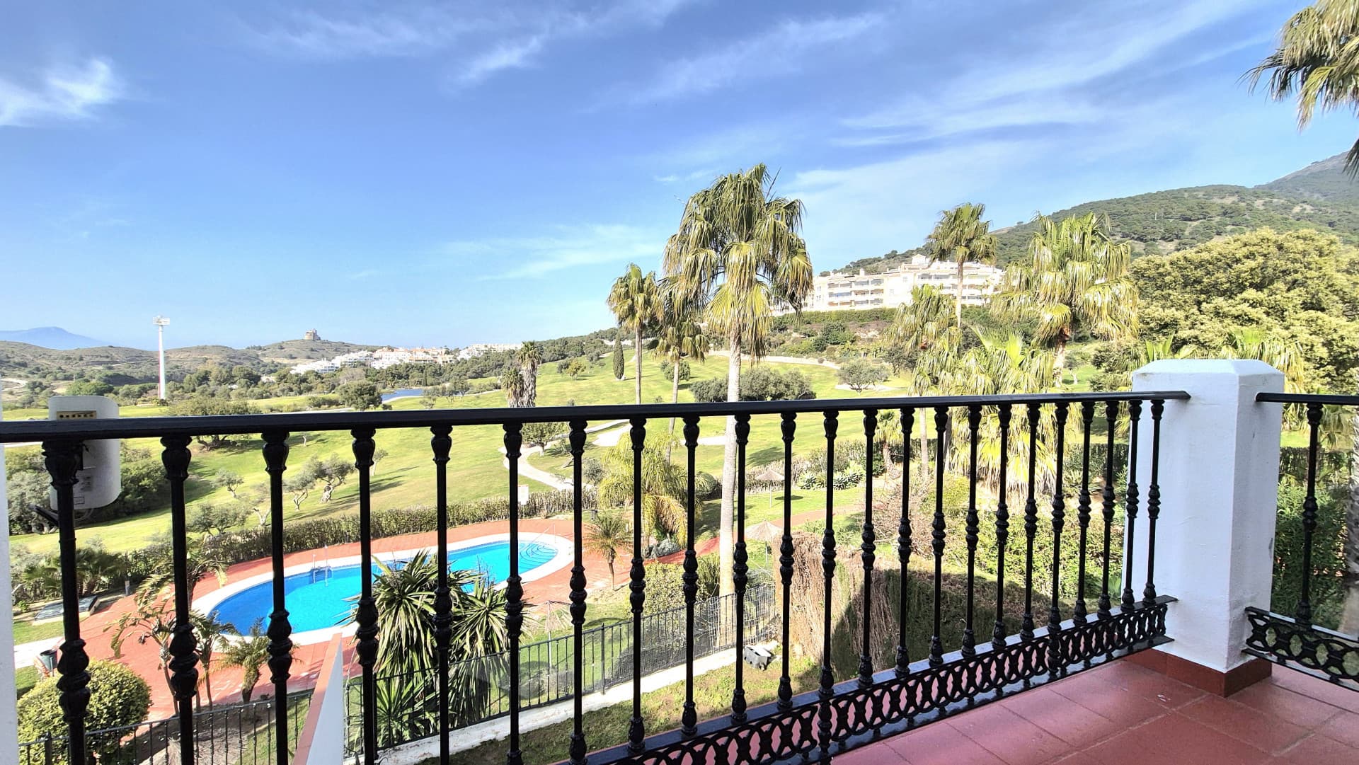 Townhouse with Panoramic Views and Solarium in Alhaurín Golf