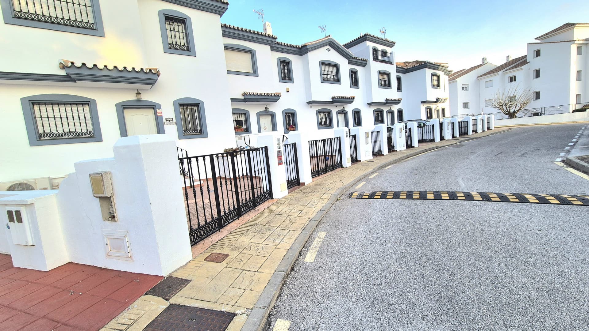 Townhouse with Panoramic Views and Solarium in Alhaurín Golf