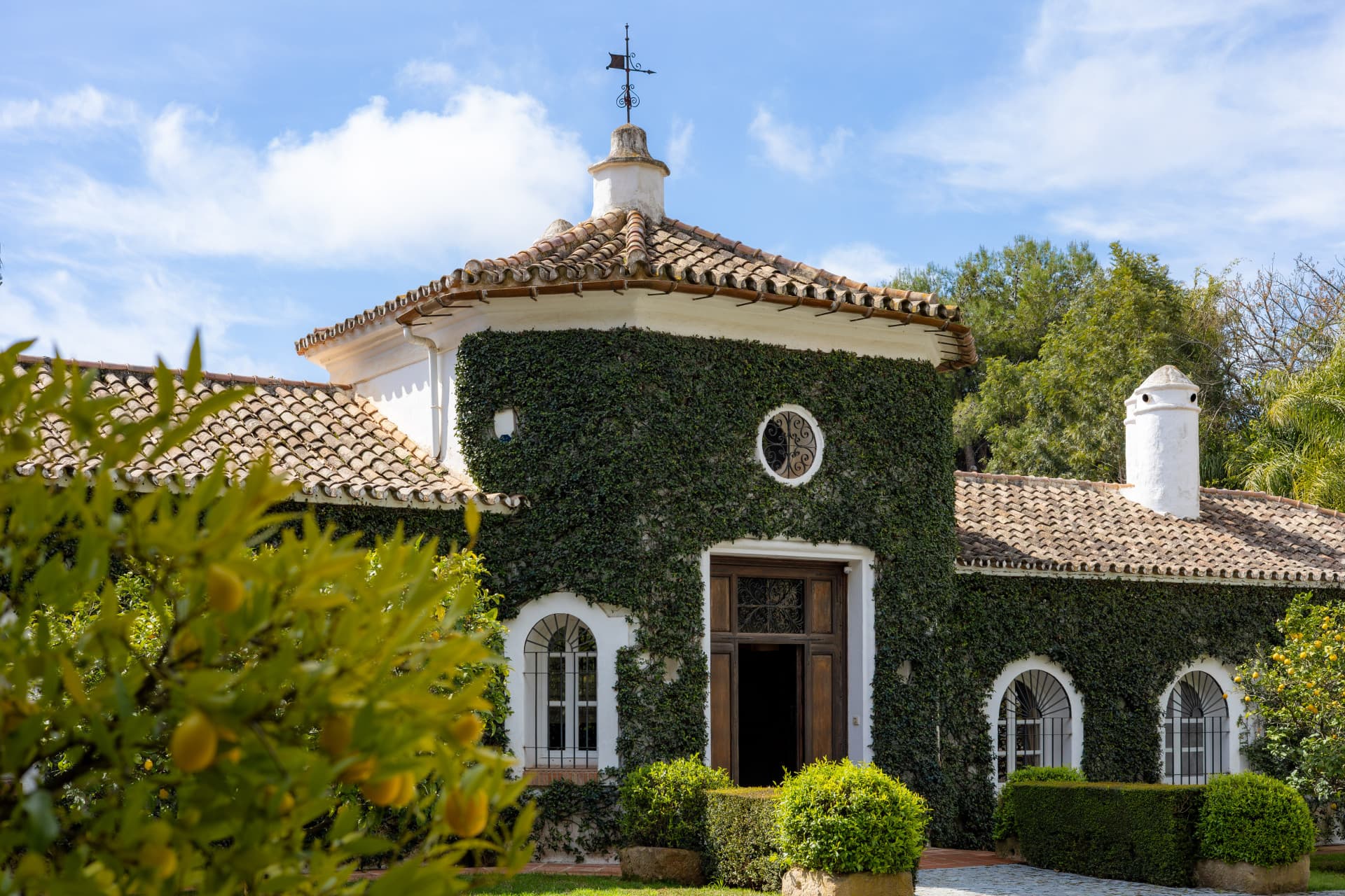 Villa El Almendral, una urbanización exclusiva en el Marbella Hill Club