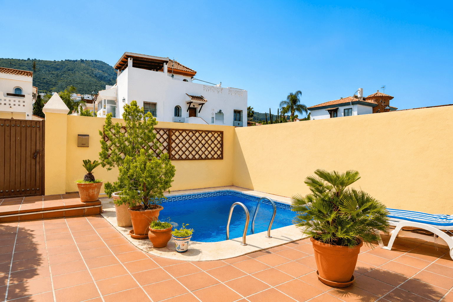 Chalet pareado con piscina privada, gran terraza y potencial para 4 dormitorios en Alhaurín de la Torre