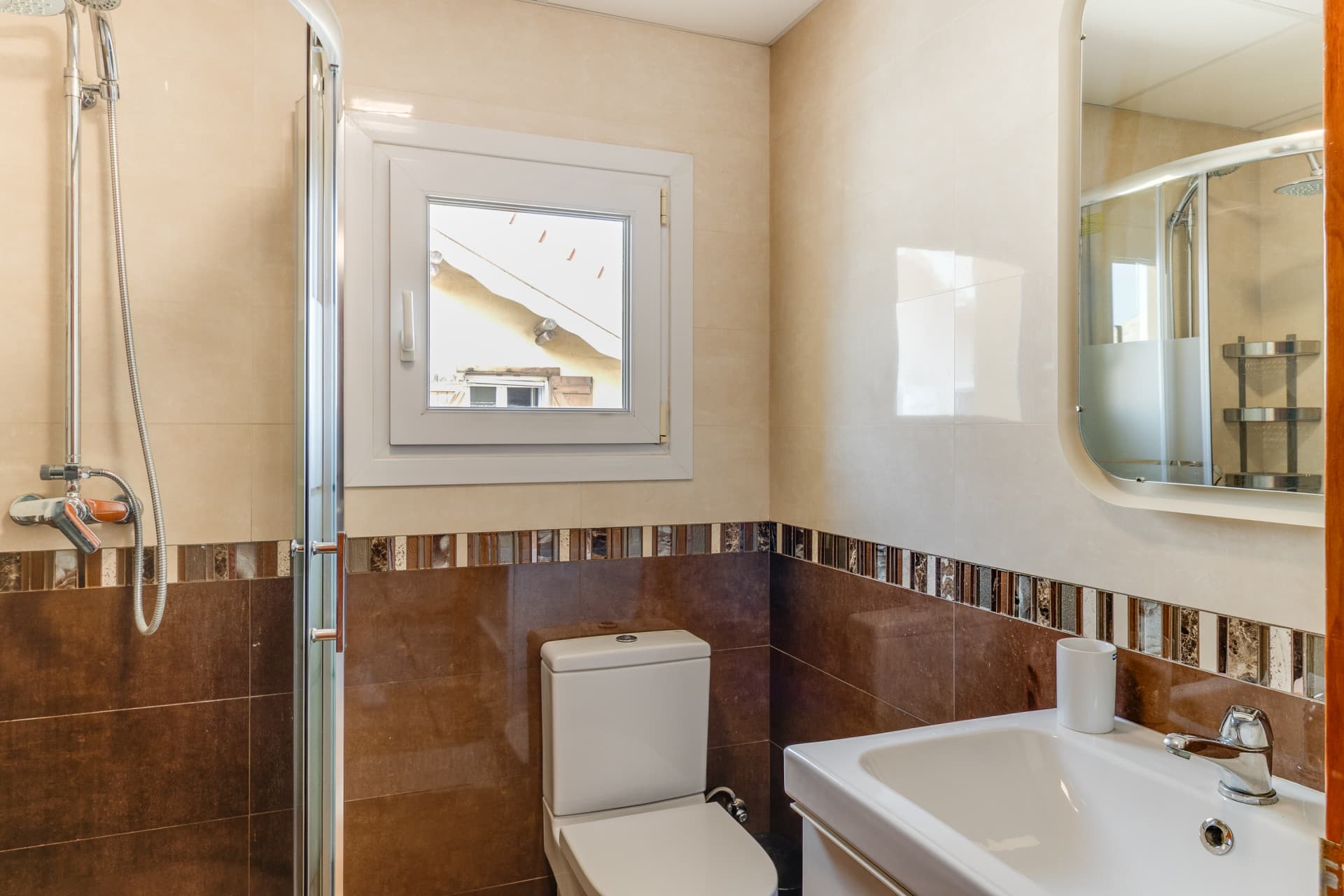 Semi-detached villa with private pool, large terrace and potential for 4 bedrooms in Alhaurín de la Torre