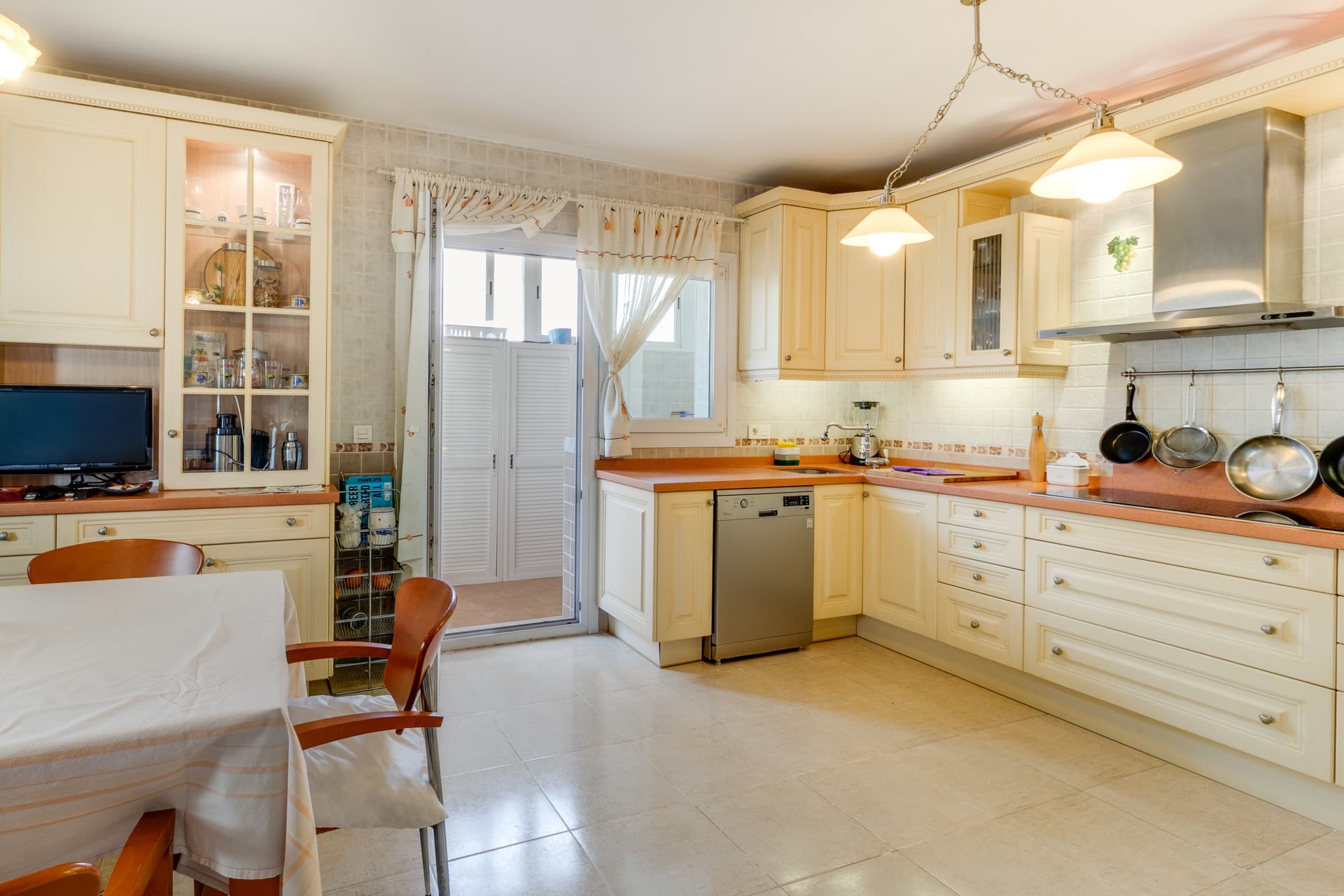 Semi-detached villa with private pool, large terrace and potential for 4 bedrooms in Alhaurín de la Torre