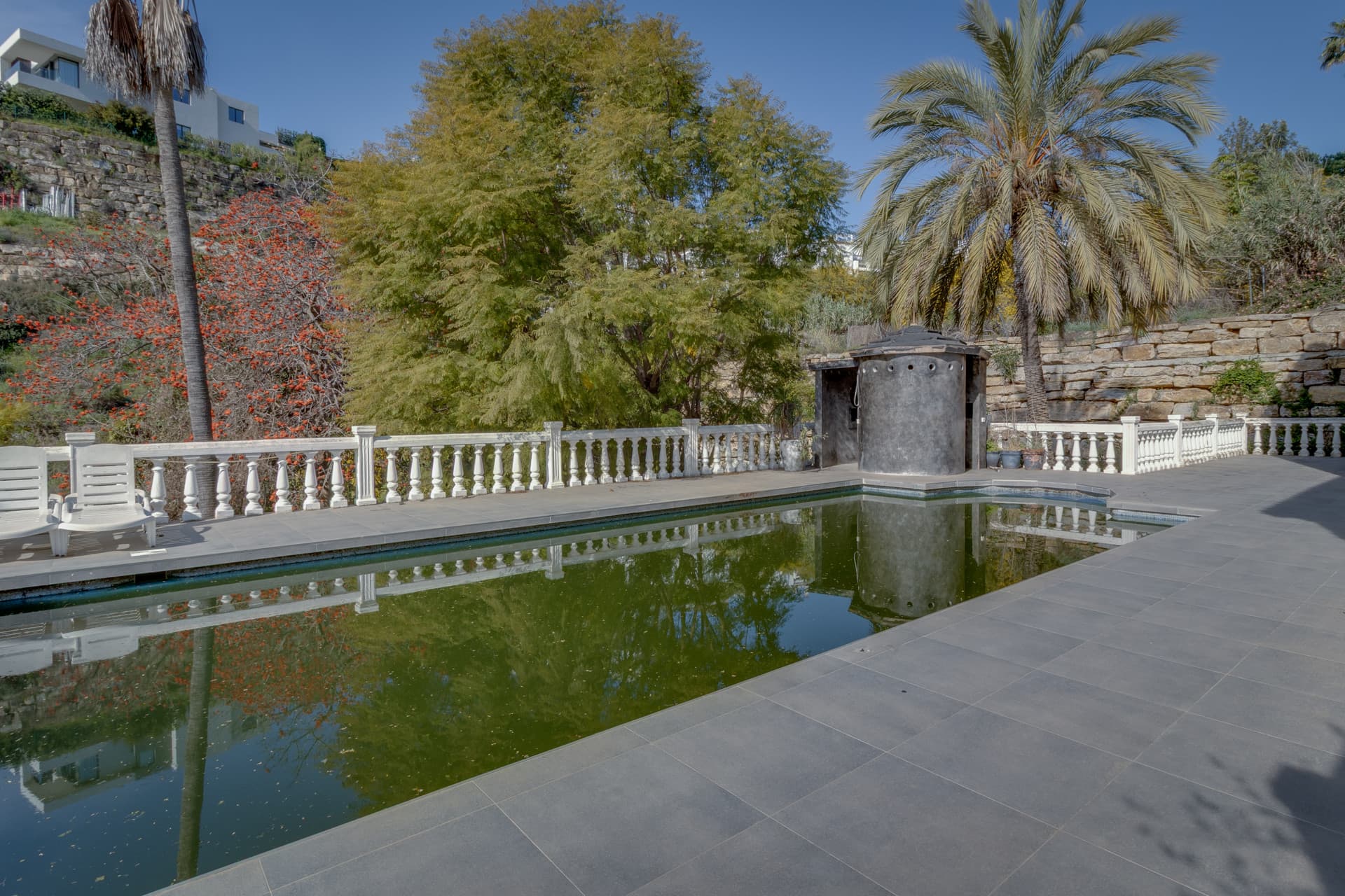 Villa independiente en Paraíso Alto con gran parcela y múltiples posibilidades