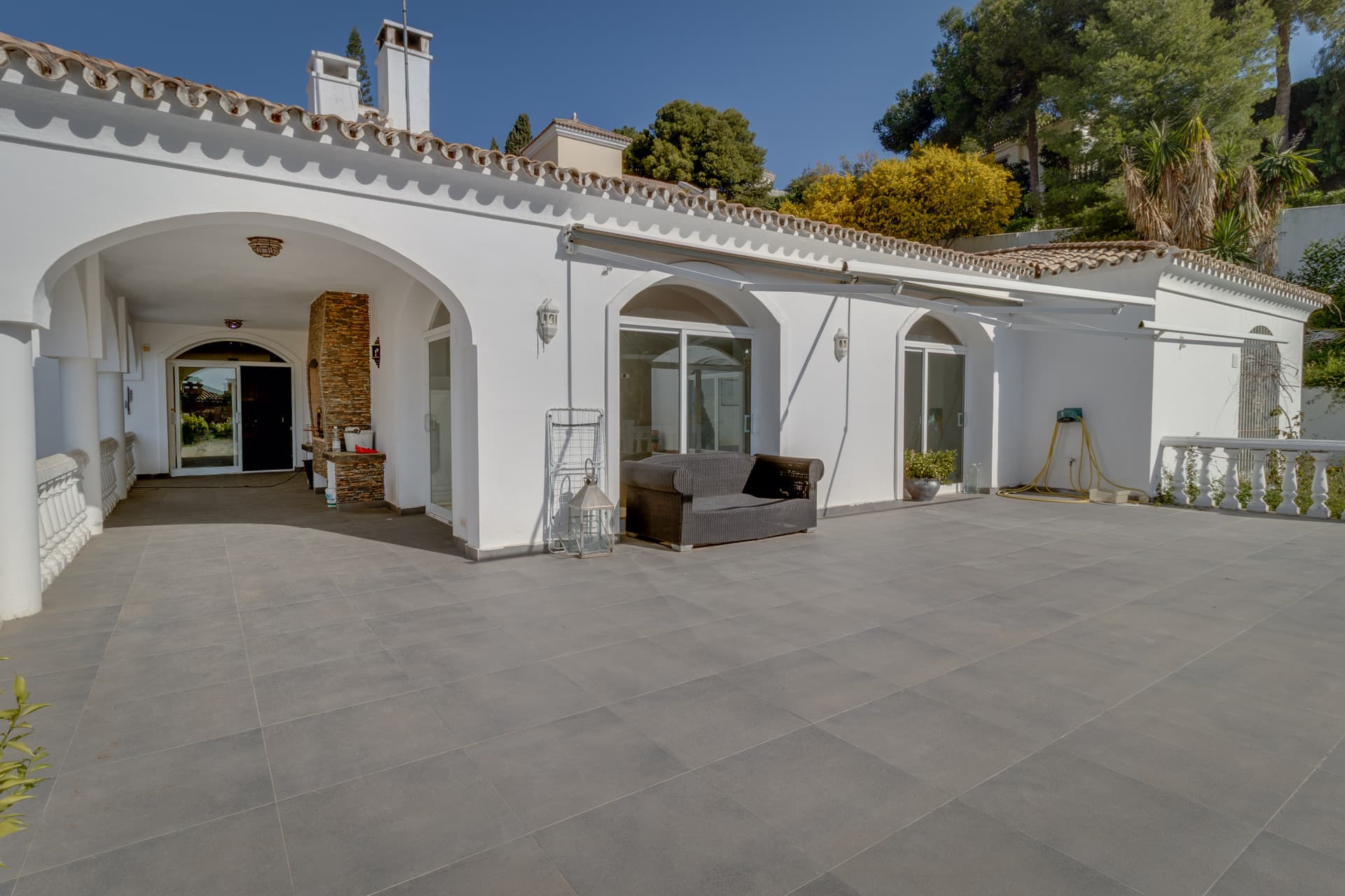 Villa independiente en Paraíso Alto con gran parcela y múltiples posibilidades
