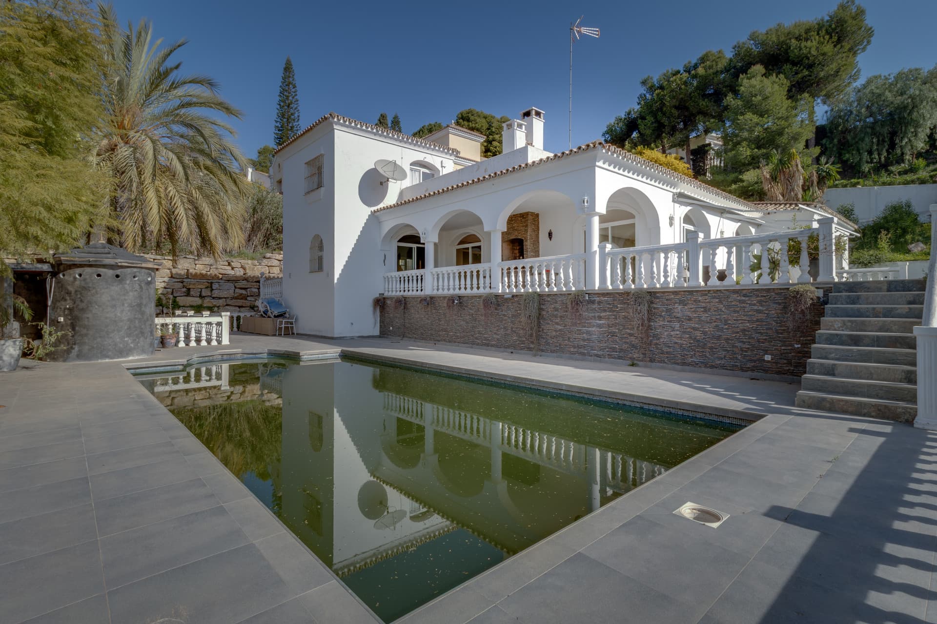 Villa independiente en Paraíso Alto con gran parcela y múltiples posibilidades
