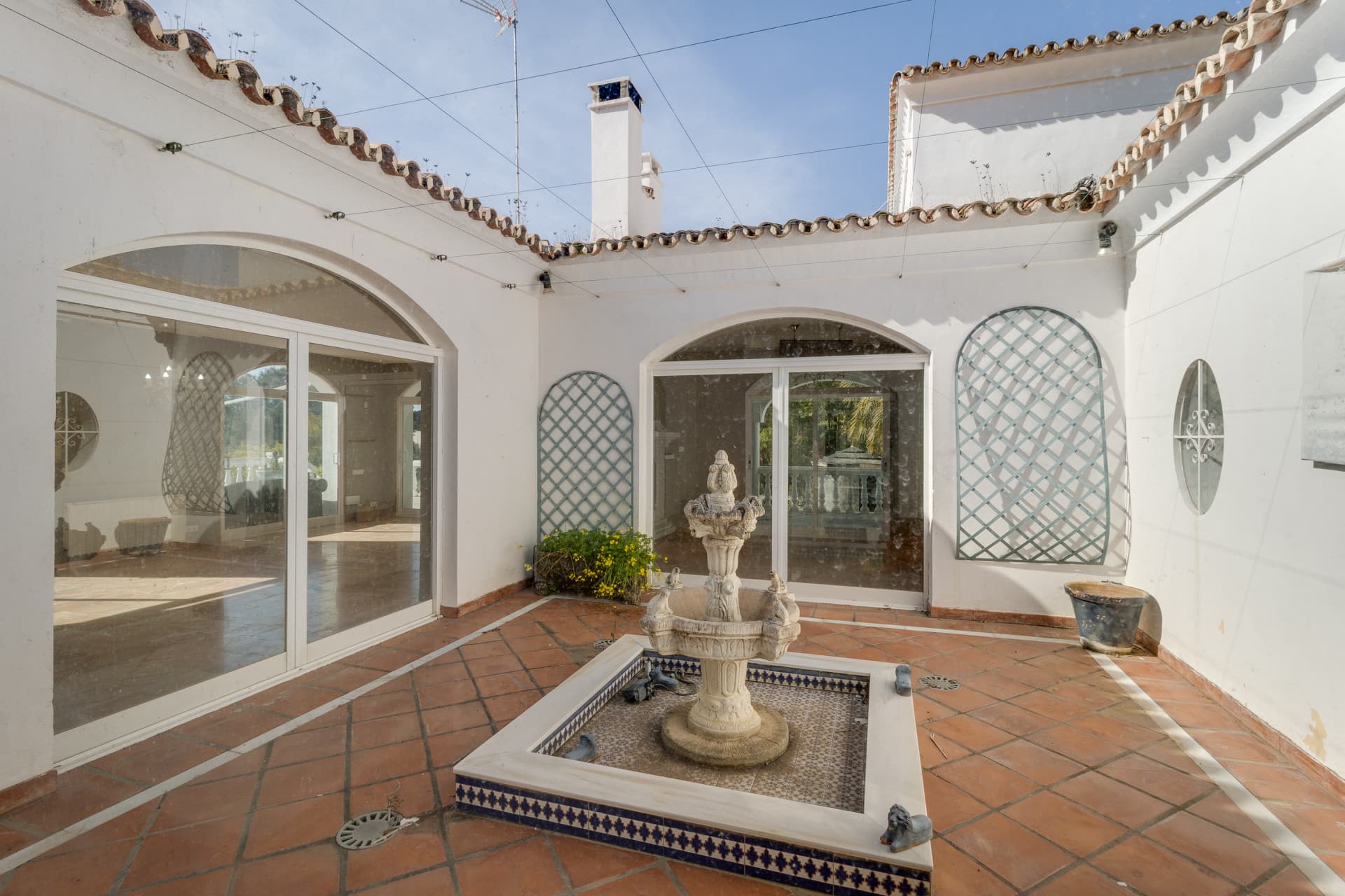 Villa independiente en Paraíso Alto con gran parcela y múltiples posibilidades