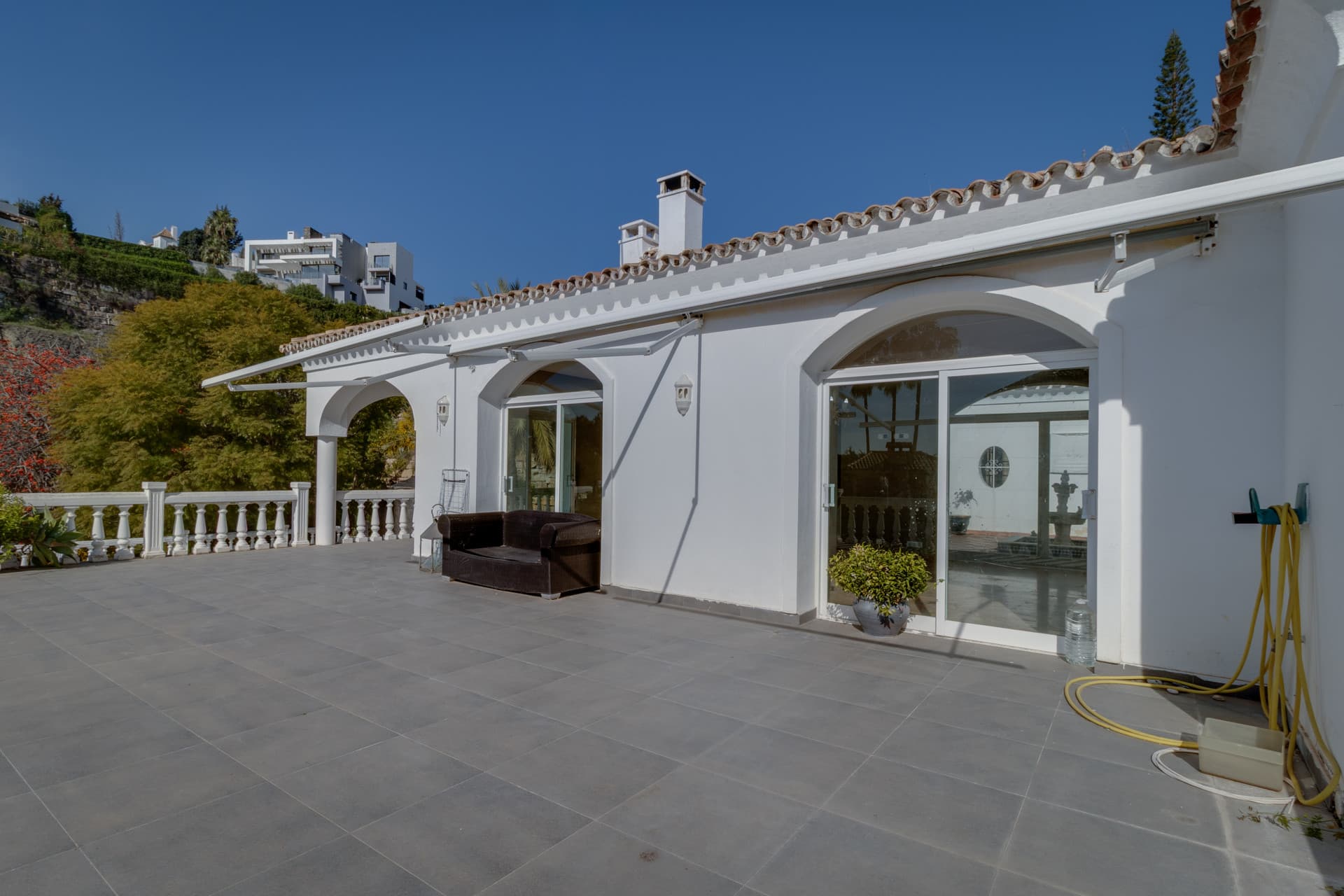 Villa independiente en Paraíso Alto con gran parcela y múltiples posibilidades