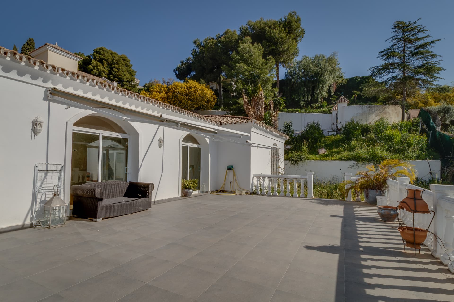 Villa independiente en Paraíso Alto con gran parcela y múltiples posibilidades