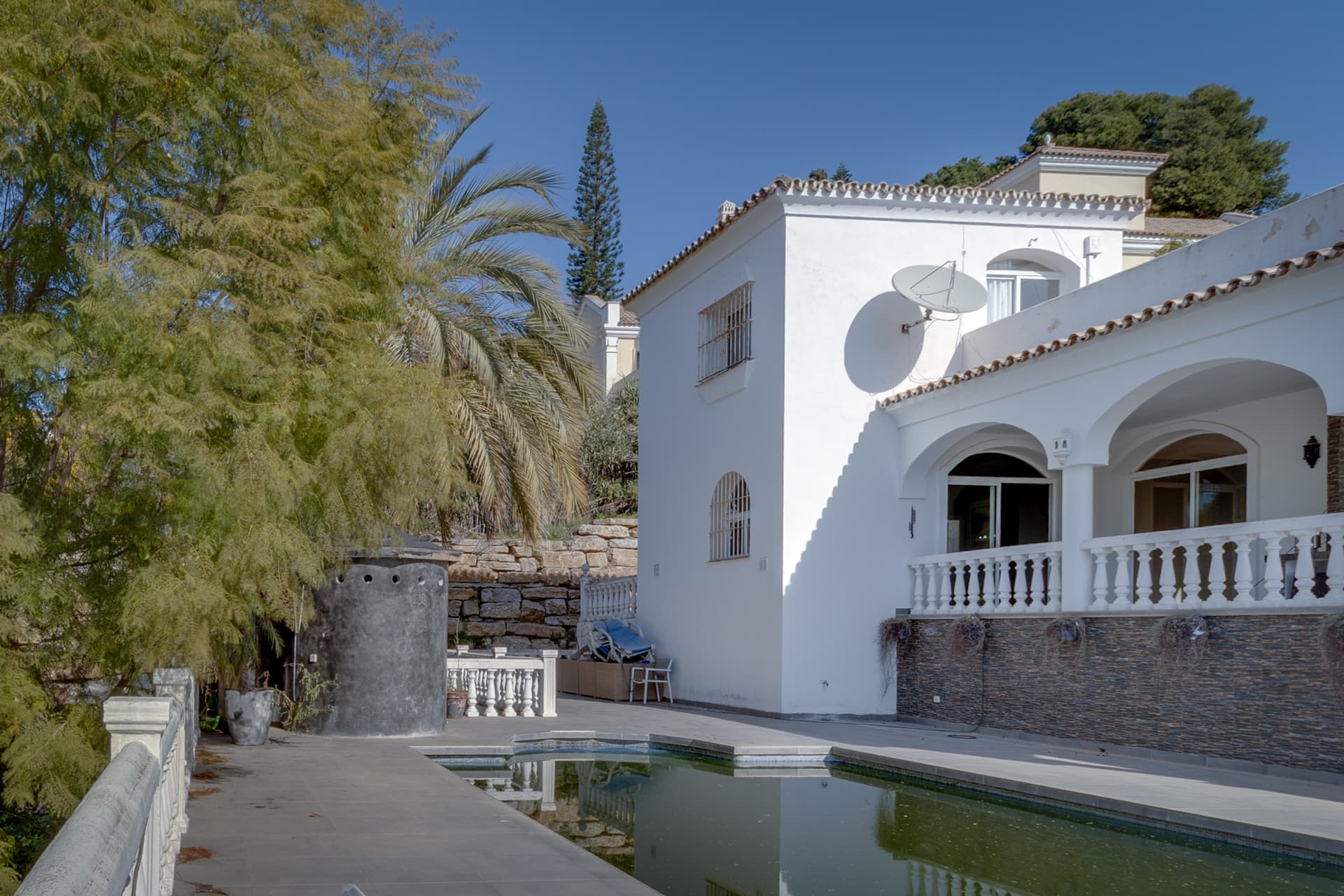 Villa independiente en Paraíso Alto con gran parcela y múltiples posibilidades