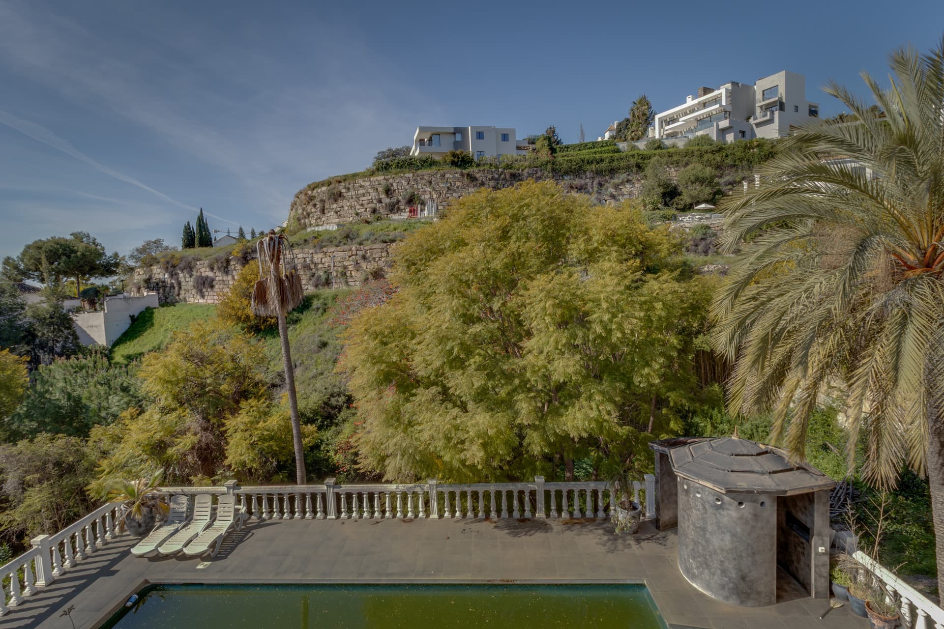 Villa independiente en Paraíso Alto con gran parcela y múltiples posibilidades