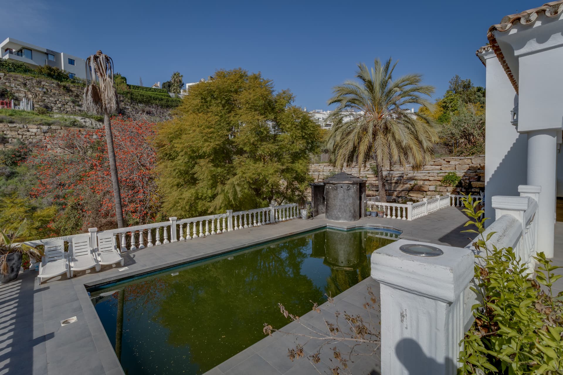 Villa independiente en Paraíso Alto con gran parcela y múltiples posibilidades