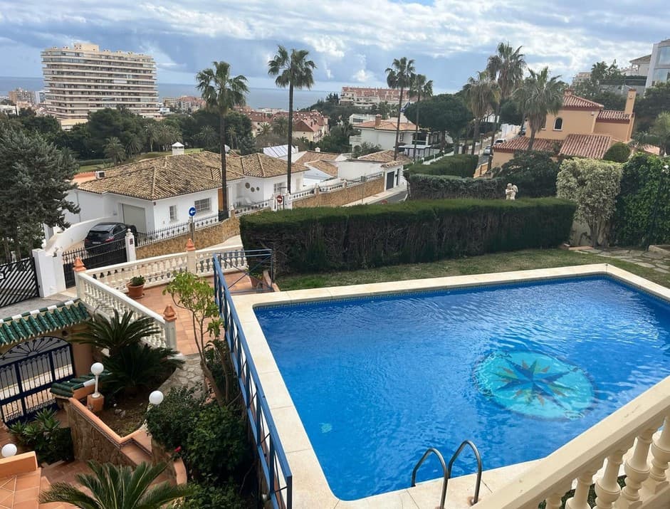 Fantastic luxury villa located in BENALMADENA (TORREQUEBRADA), in one of the most exclusive enclaves in the area, with g